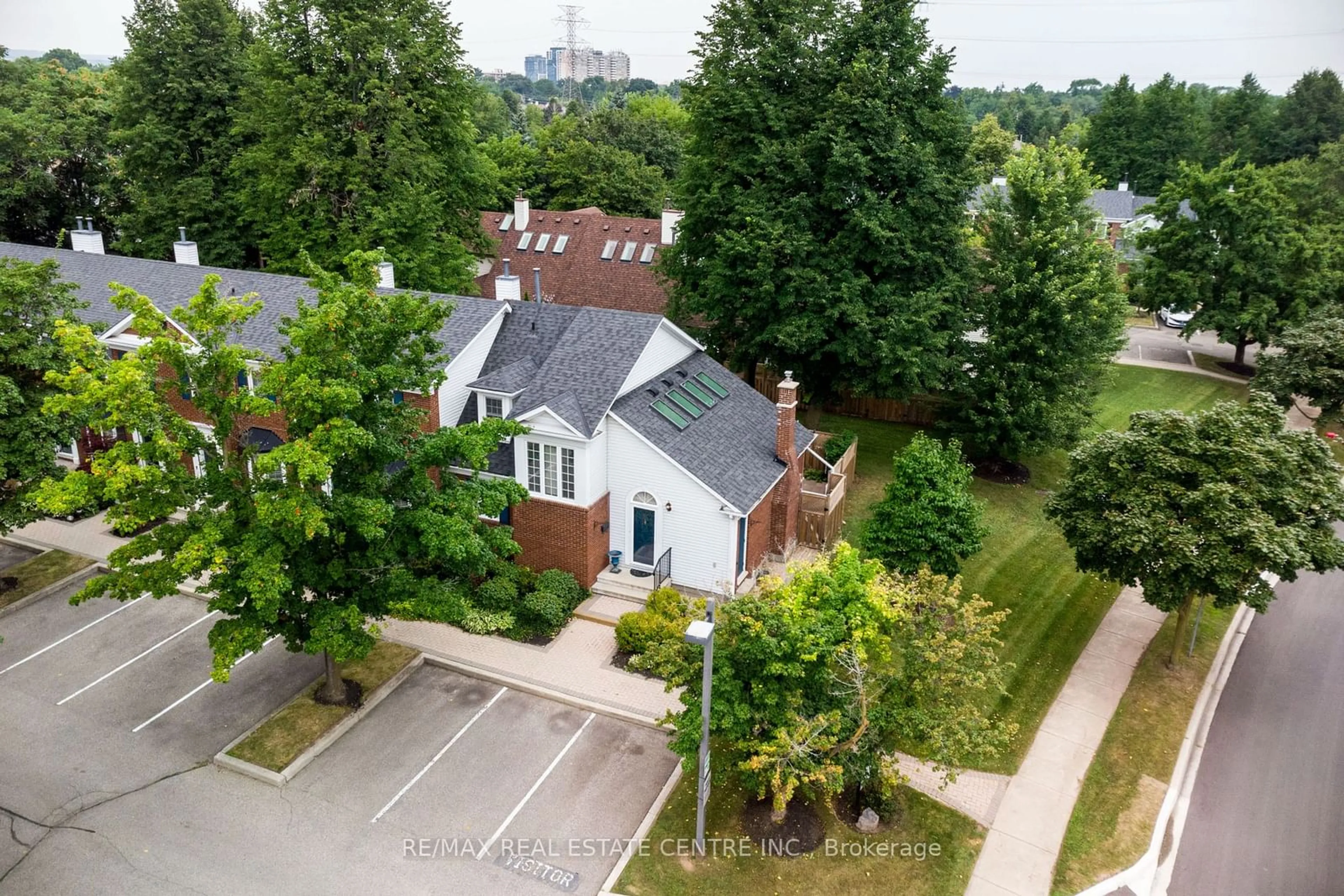 Frontside or backside of a home, the street view for 1275 Maple Crossing Blvd #12, Burlington Ontario L7S 2E8