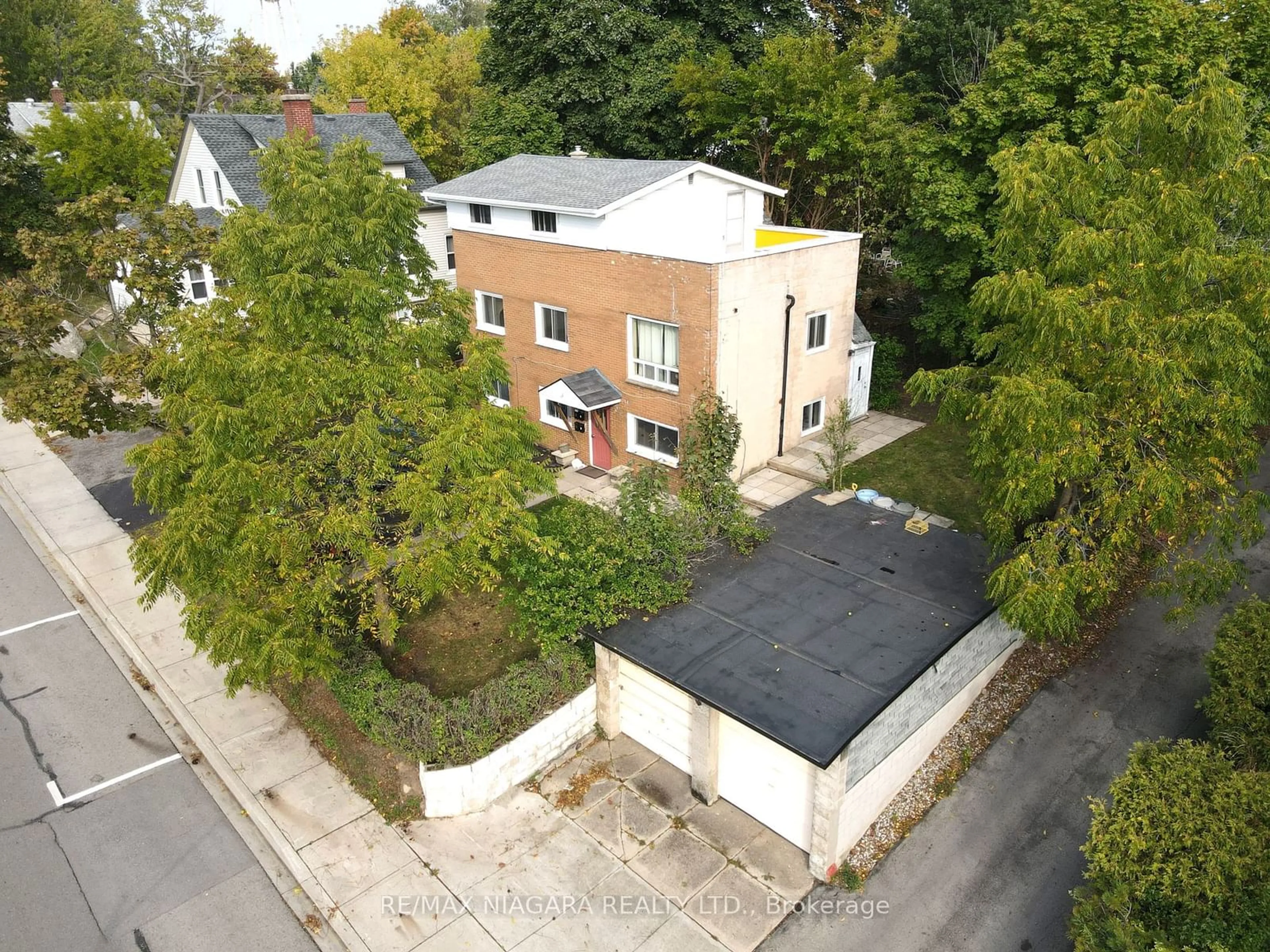 Frontside or backside of a home, the street view for 97 Queen St, Fort Erie Ontario L2A 1T9