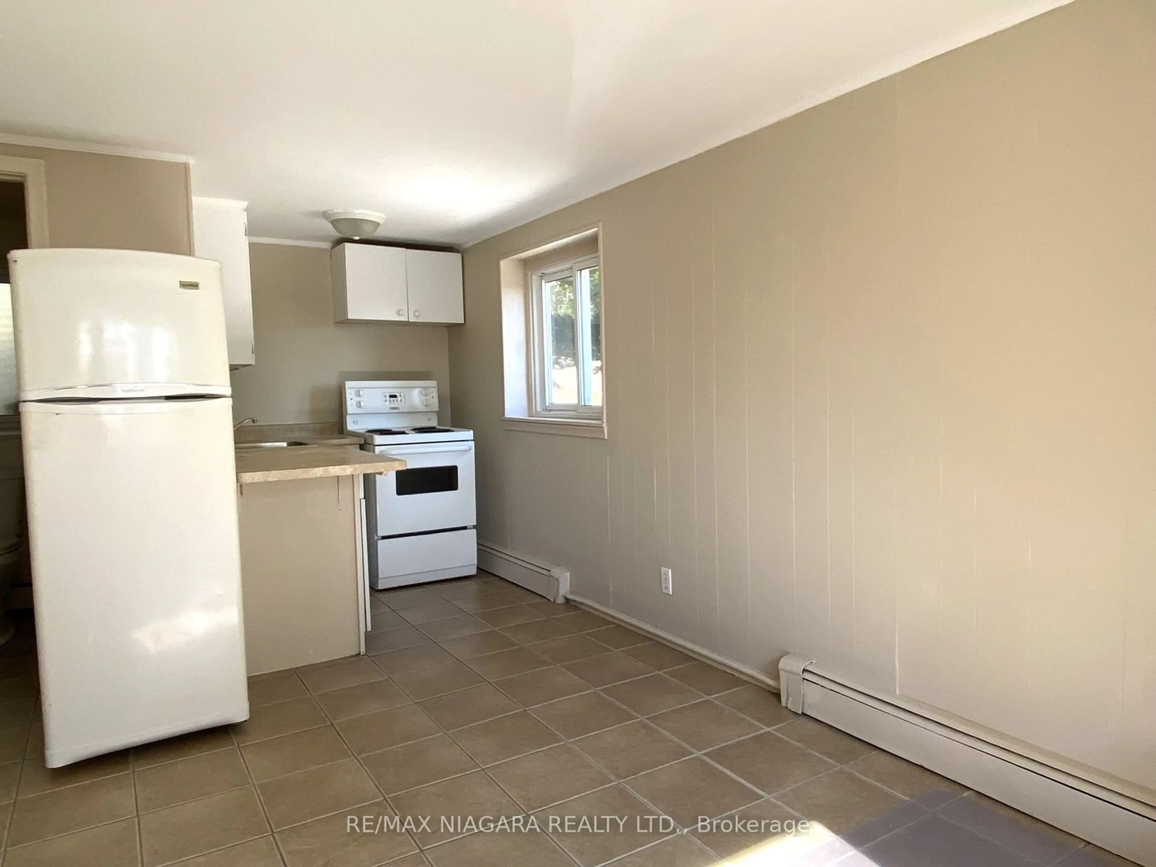 Standard kitchen, unknown floor, cottage for 97 Queen St, Fort Erie Ontario L2A 1T9