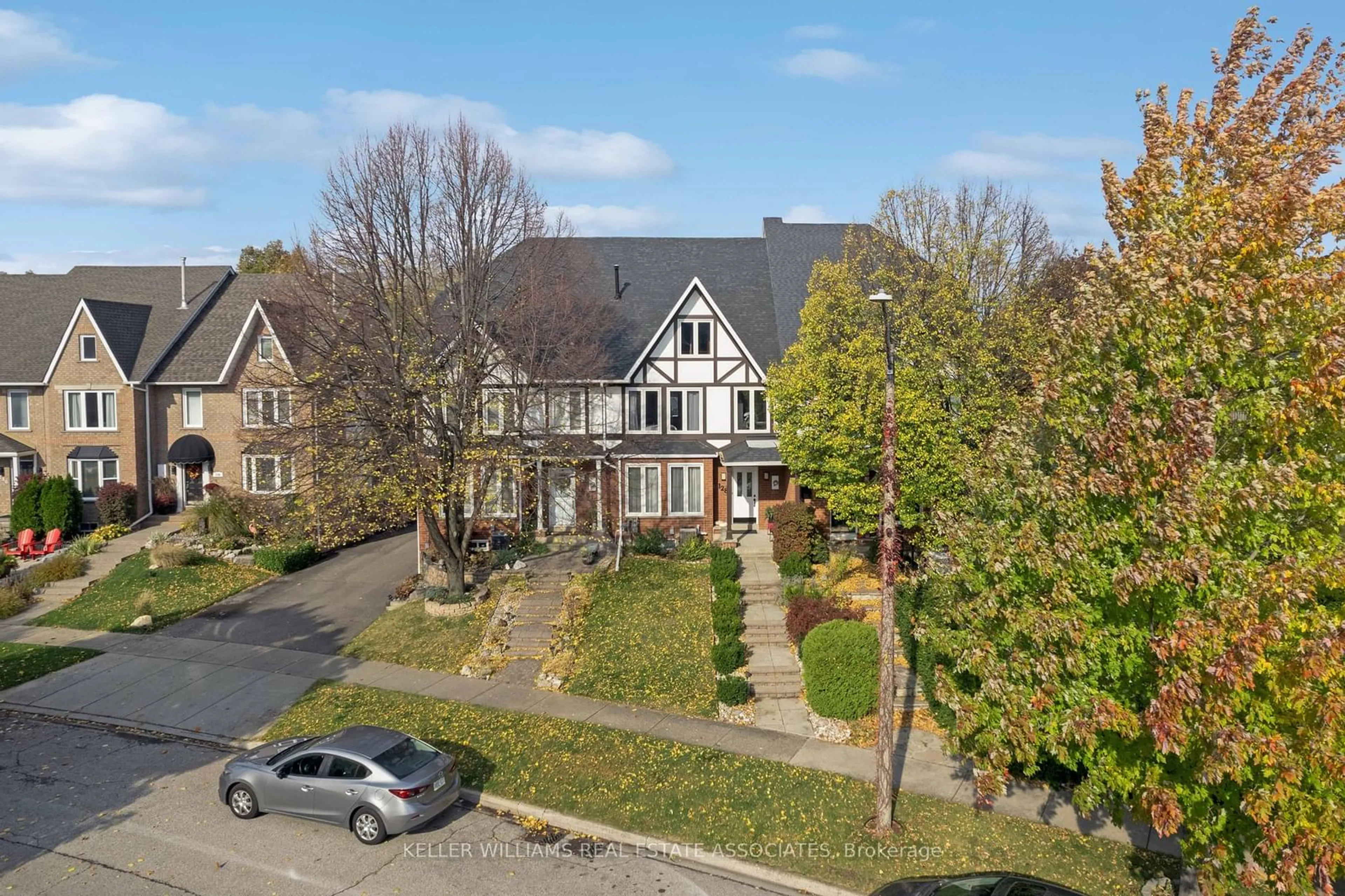 A pic from exterior of the house or condo, the street view for 128 Edgewater Dr, Hamilton Ontario L8E 4Z3