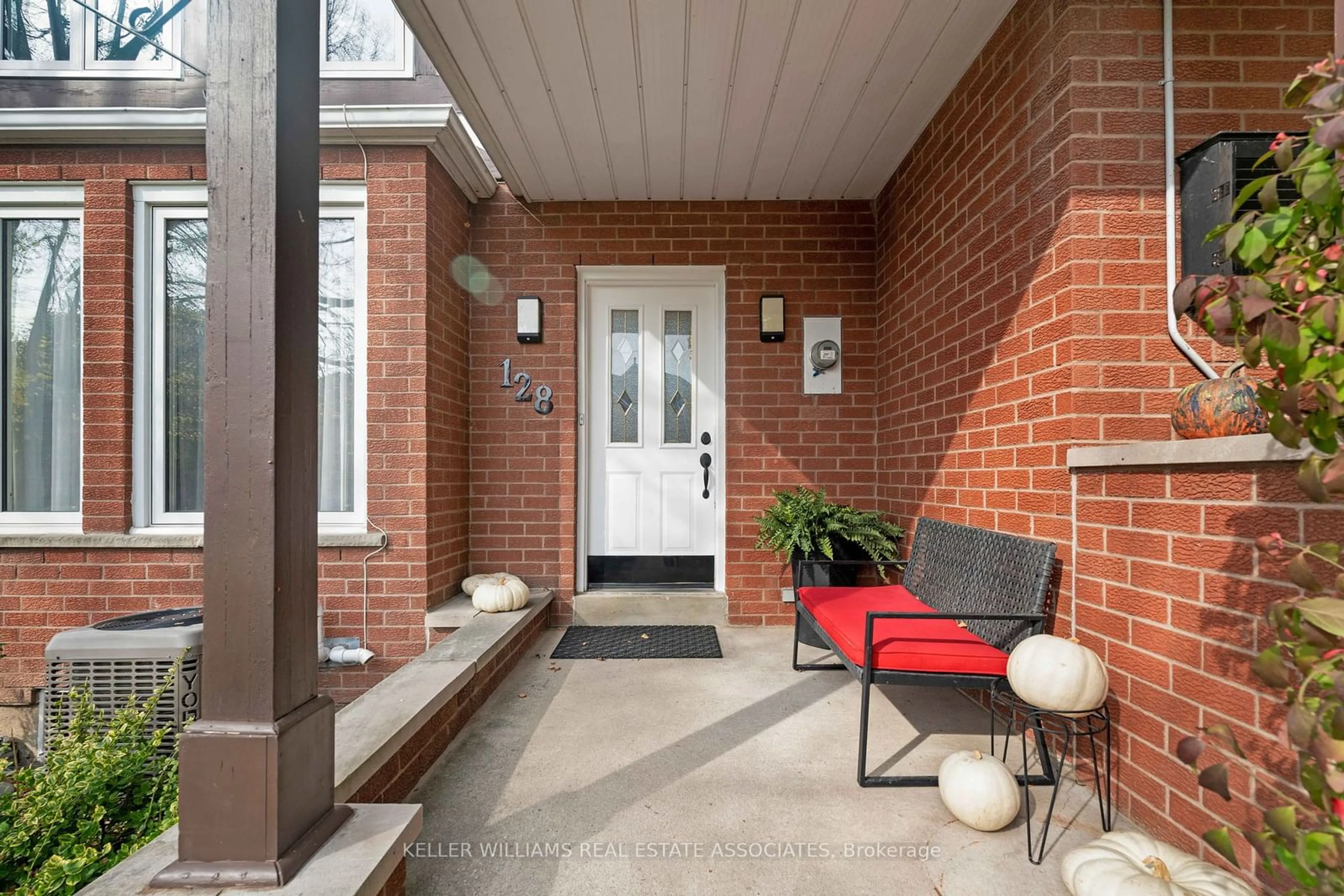 Indoor entryway, ceramic floors for 128 Edgewater Dr, Hamilton Ontario L8E 4Z3