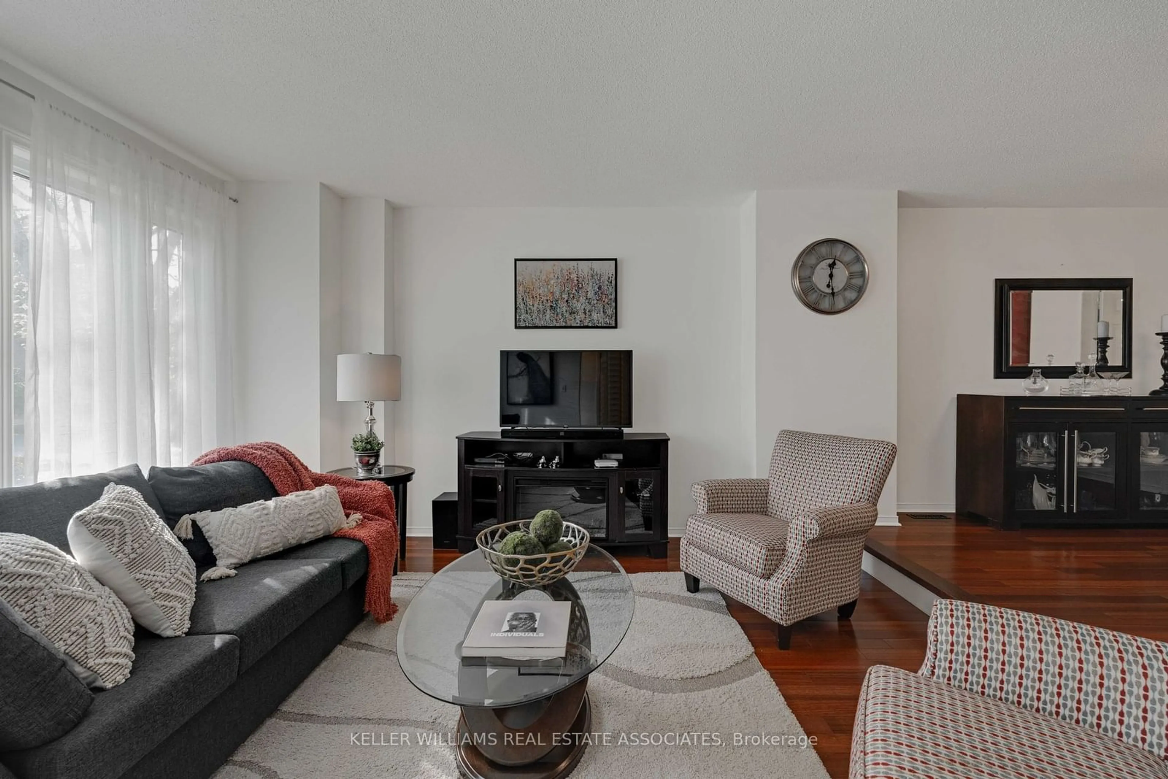 Living room, wood floors for 128 Edgewater Dr, Hamilton Ontario L8E 4Z3