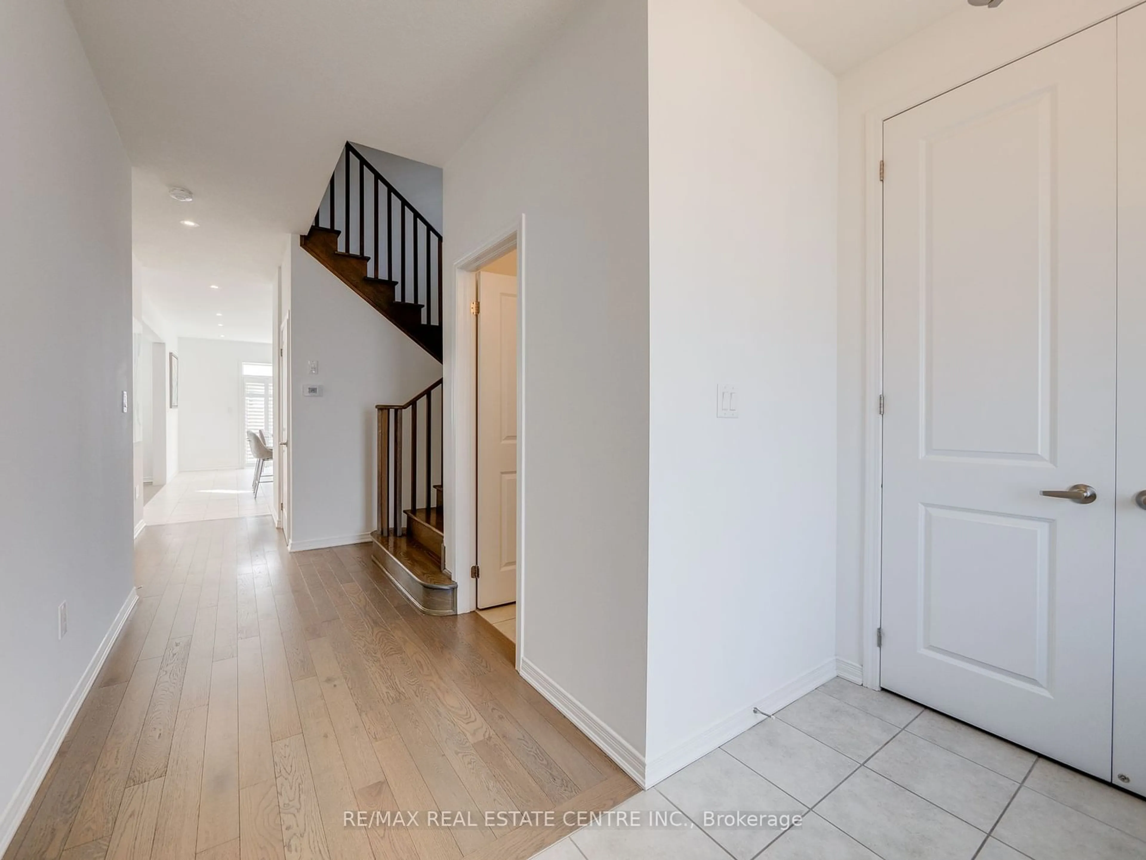 Indoor entryway, wood floors for 25 Malcolm Cres, Haldimand Ontario N3W 0C8