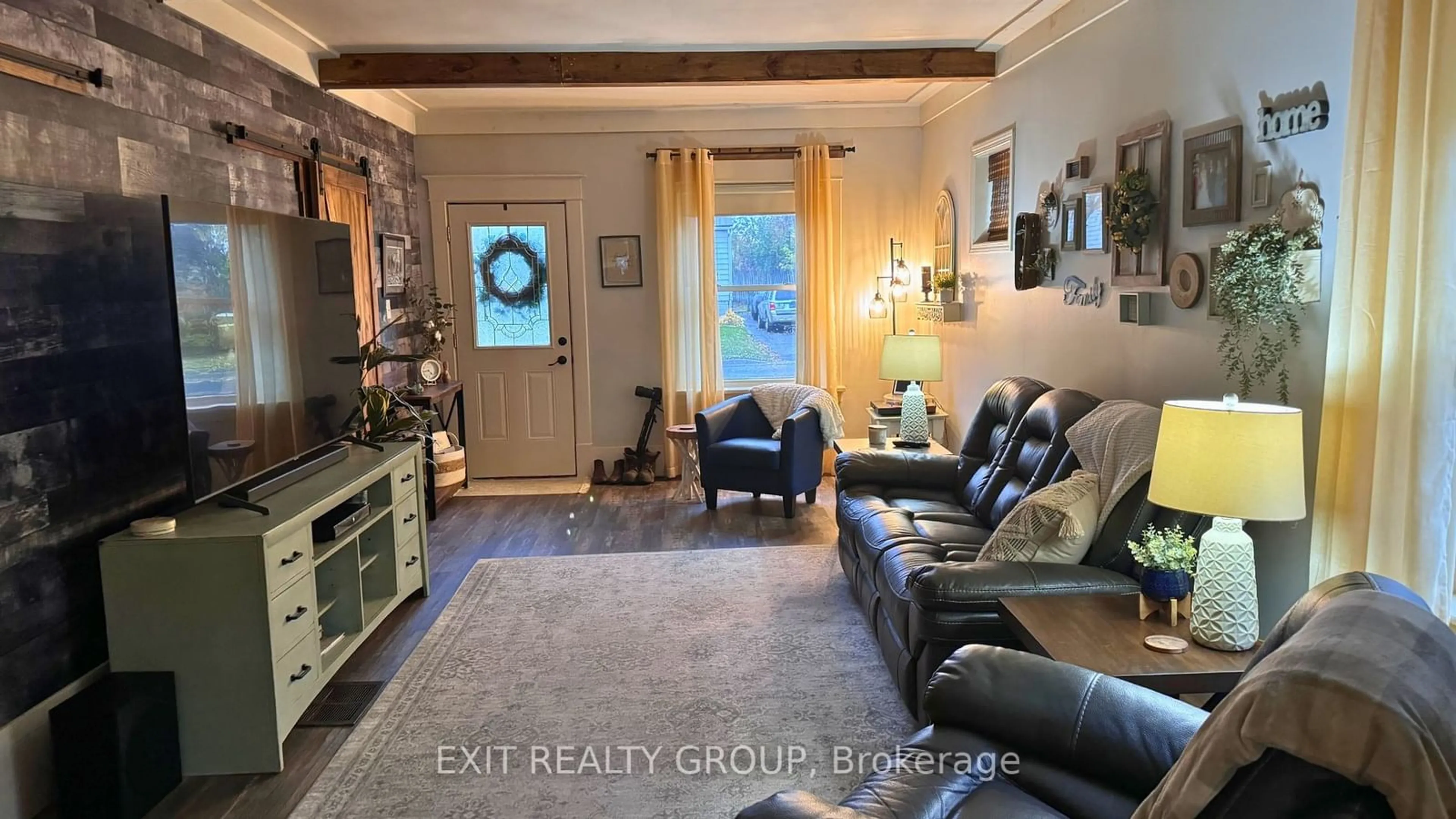 Living room, wood floors for 4 Princess St, Quinte West Ontario K8V 1S8