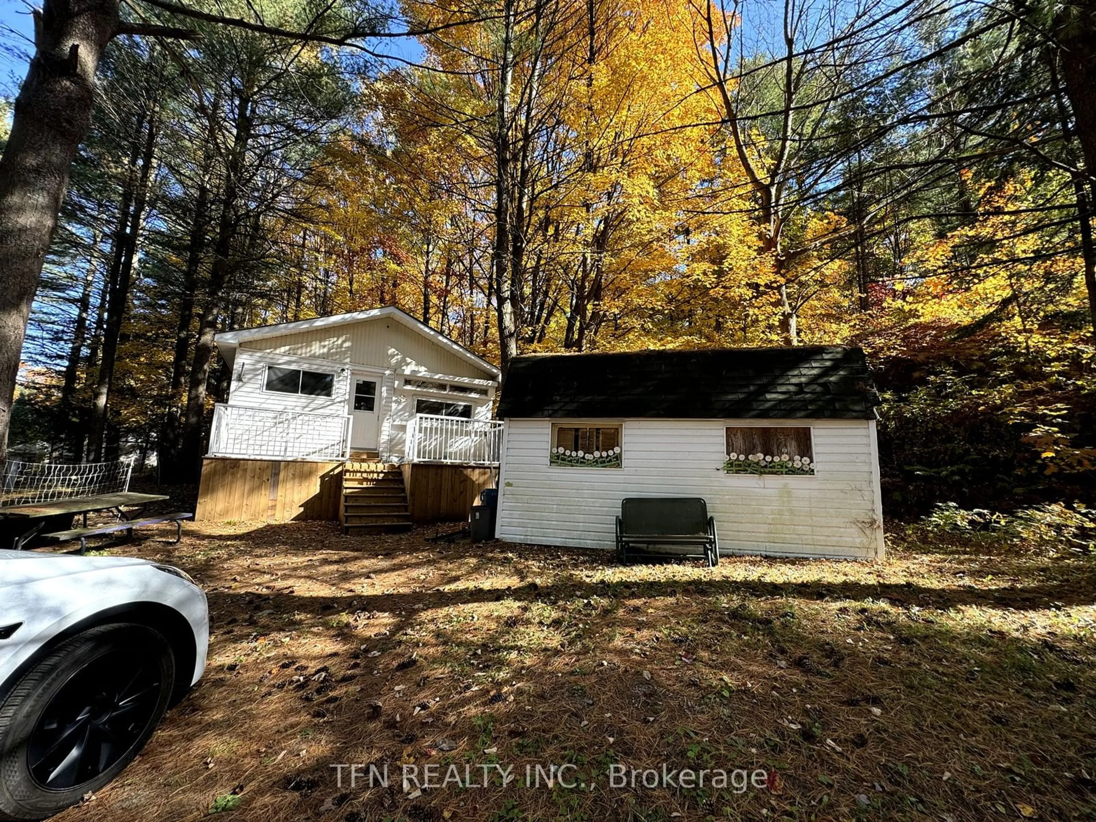 Frontside or backside of a home, cottage for 1080 Four Seasons Rd, Gravenhurst Ontario P0E 1N0