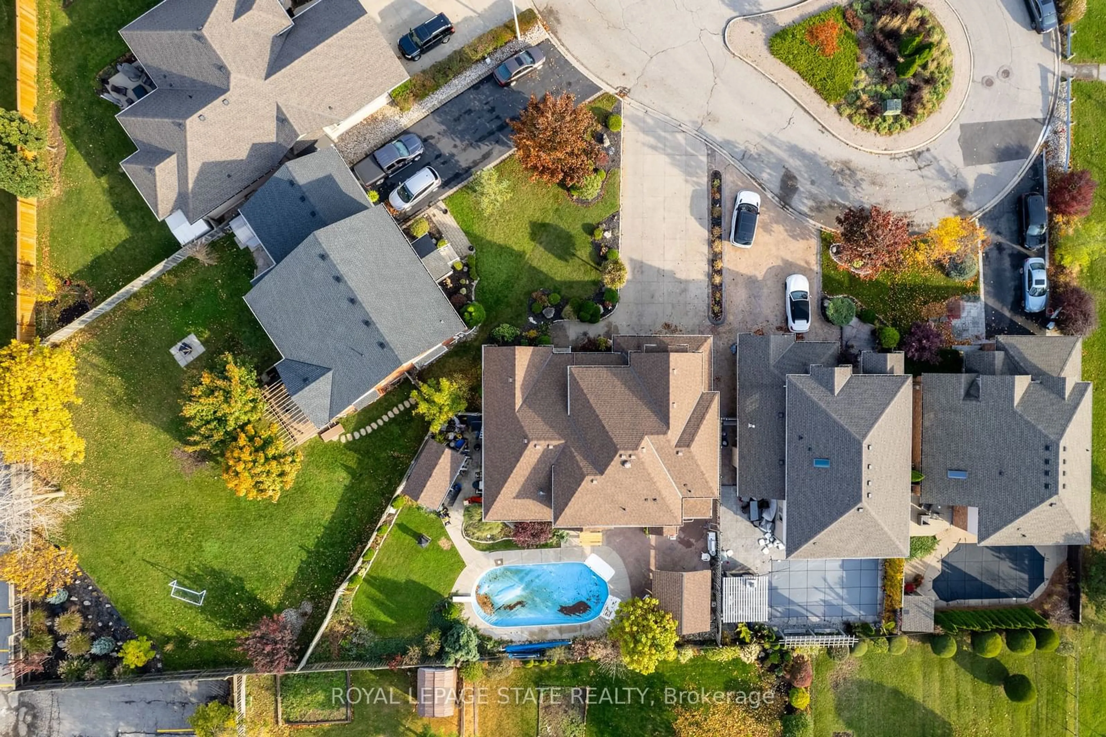 Frontside or backside of a home, the street view for 48 Tuscani Dr, Hamilton Ontario L8E 5W4