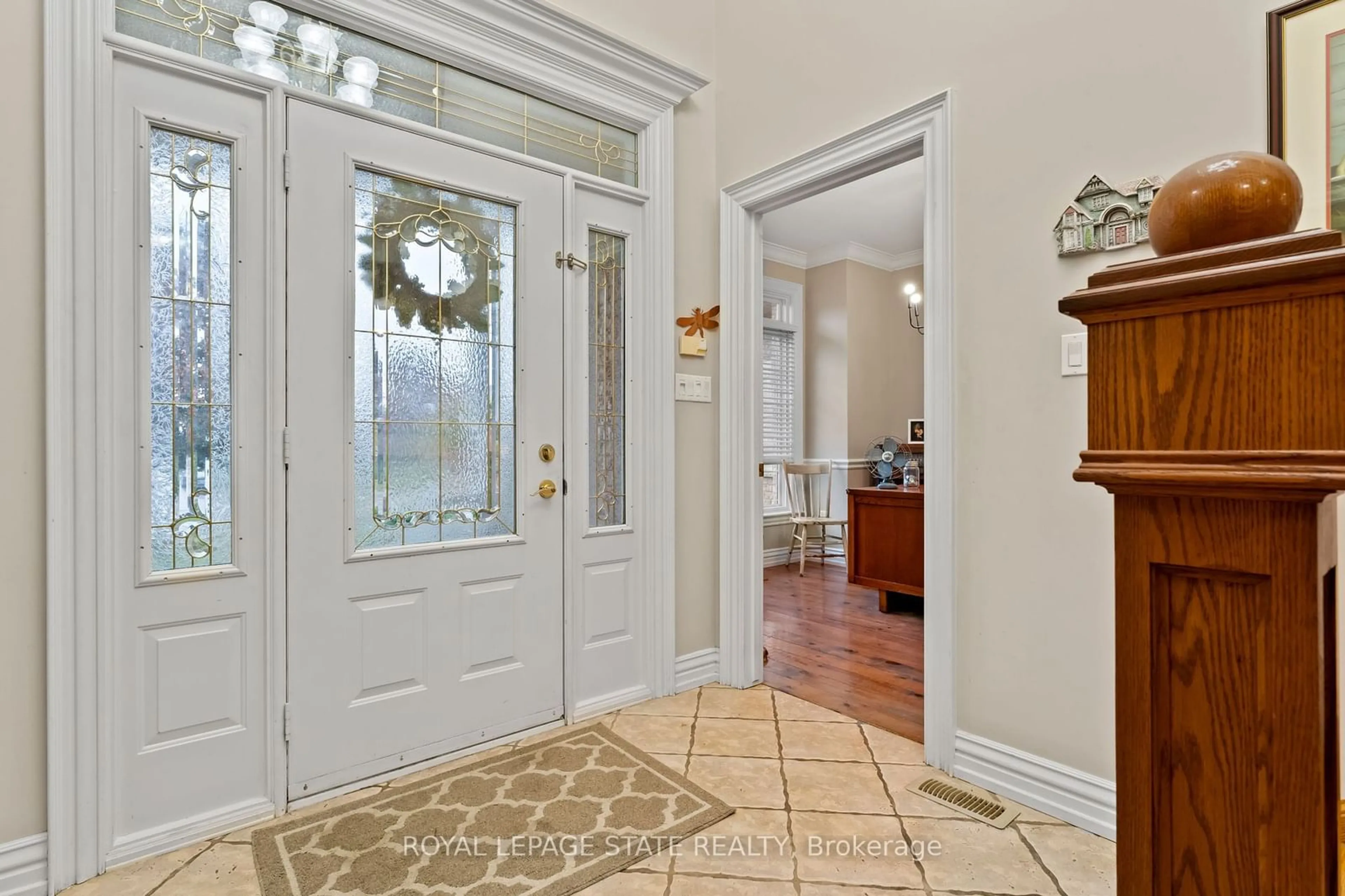 Indoor entryway, wood floors for 48 Tuscani Dr, Hamilton Ontario L8E 5W4