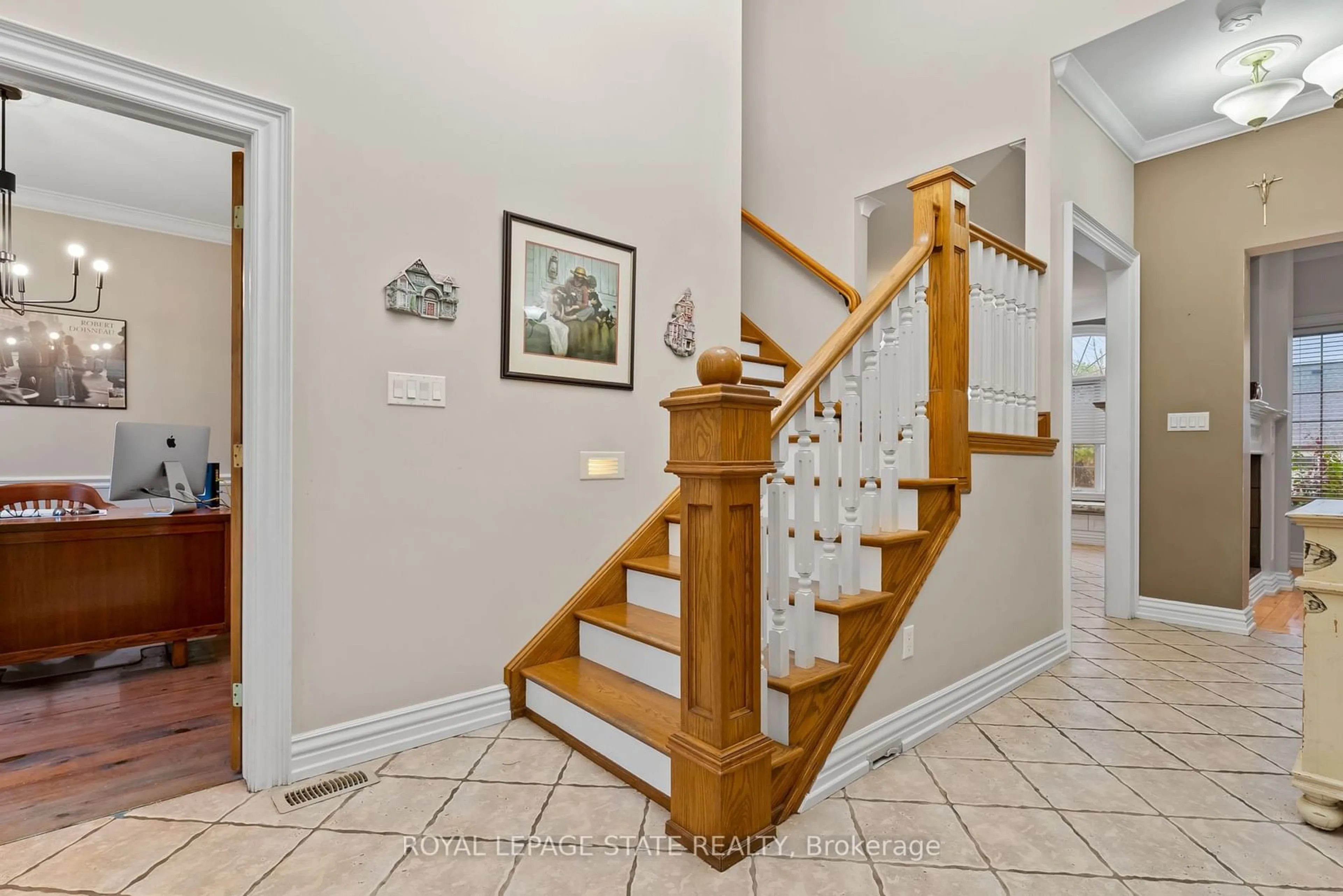 Indoor foyer, wood floors for 48 Tuscani Dr, Hamilton Ontario L8E 5W4