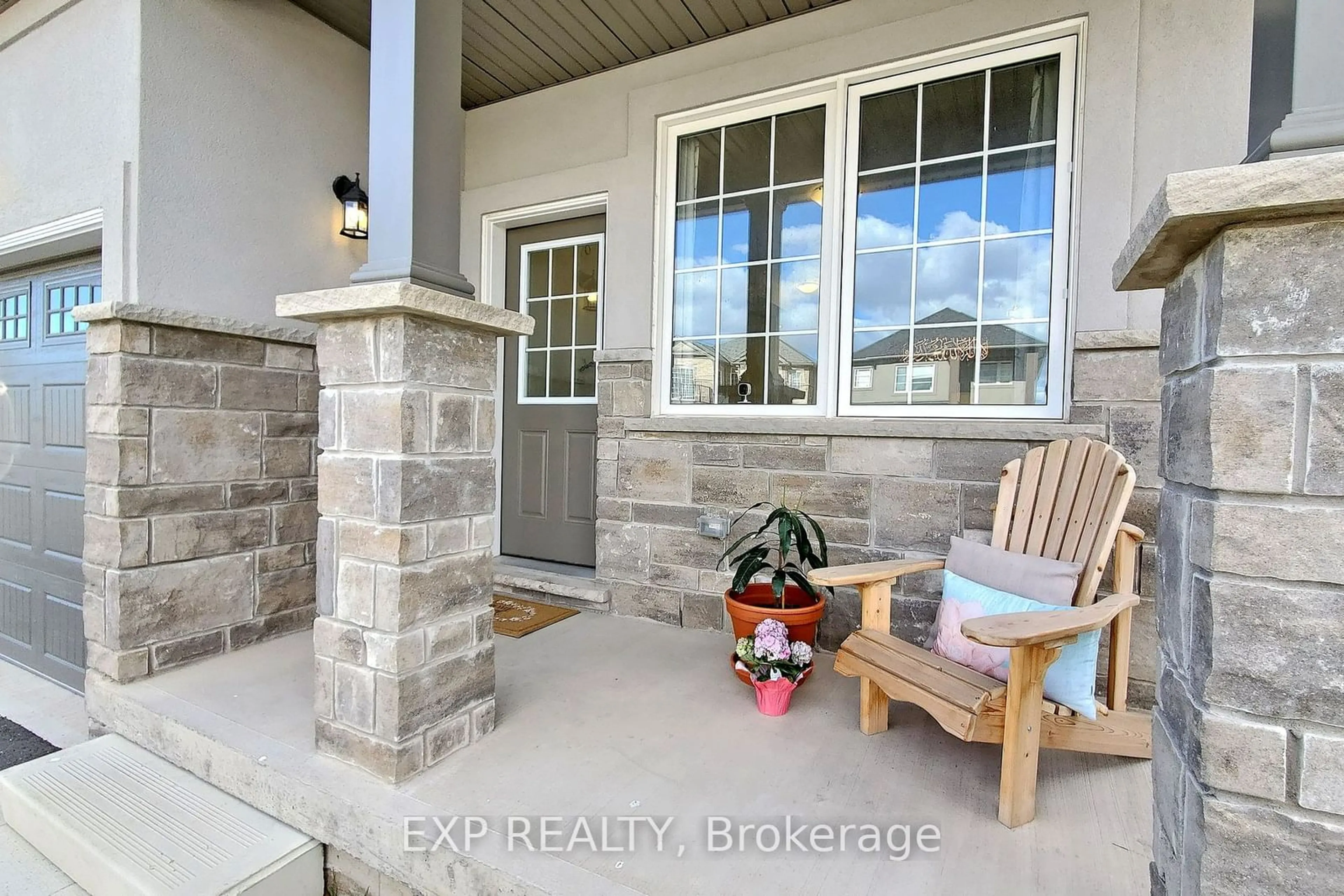 Indoor entryway, cement floor for 34 Woodbine Ave, Welland Ontario L3B 0H5