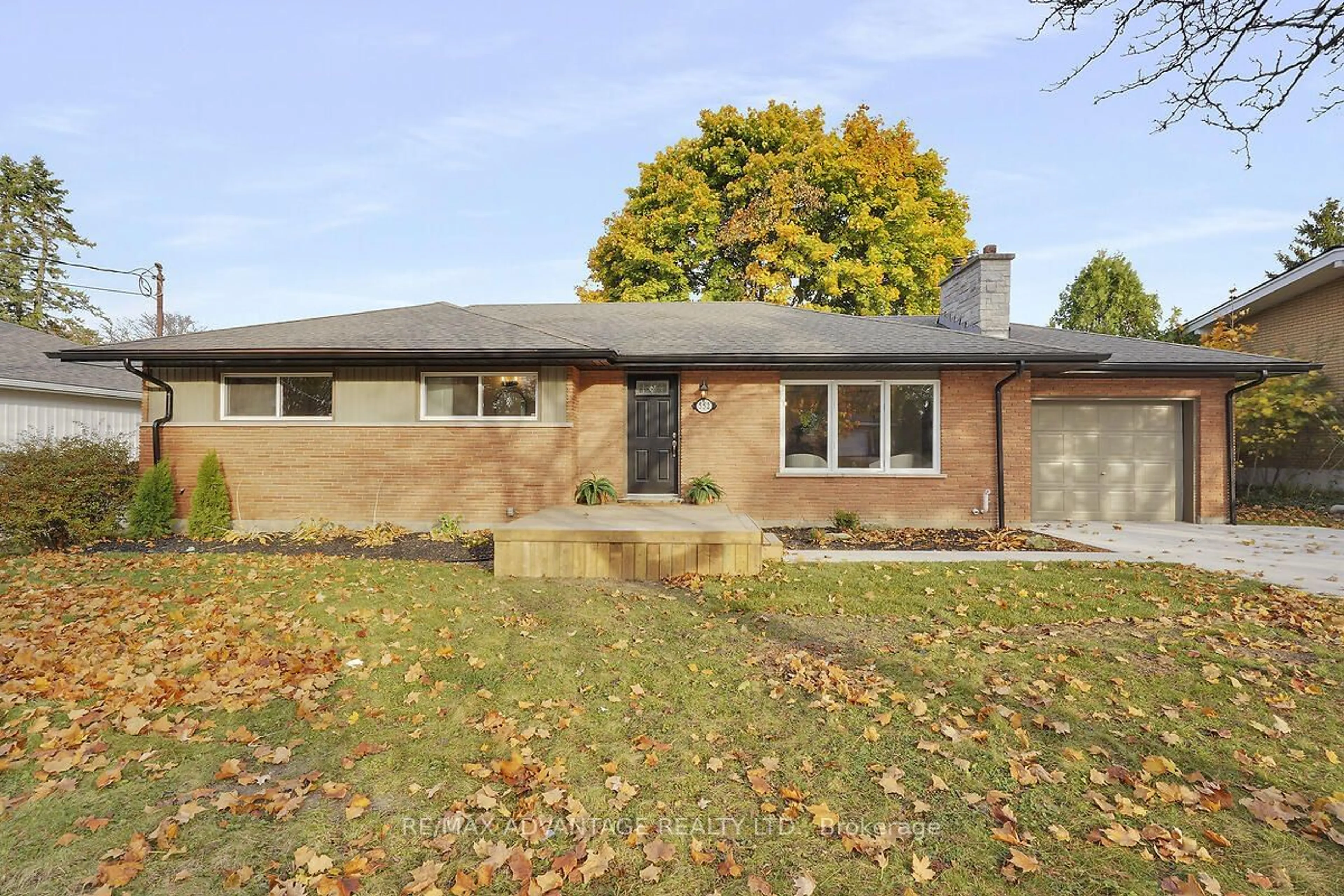 Home with brick exterior material for 552 Everglade Cres, London Ontario N6H 2W7