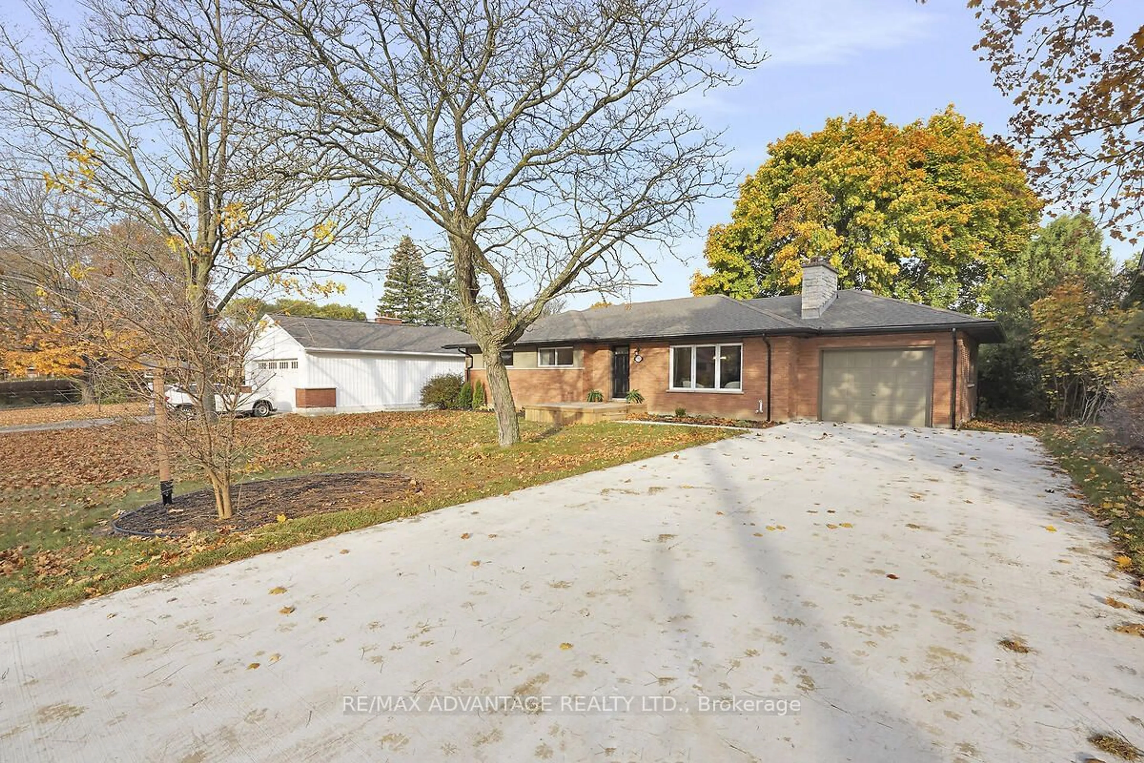 Frontside or backside of a home, the street view for 552 Everglade Cres, London Ontario N6H 2W7