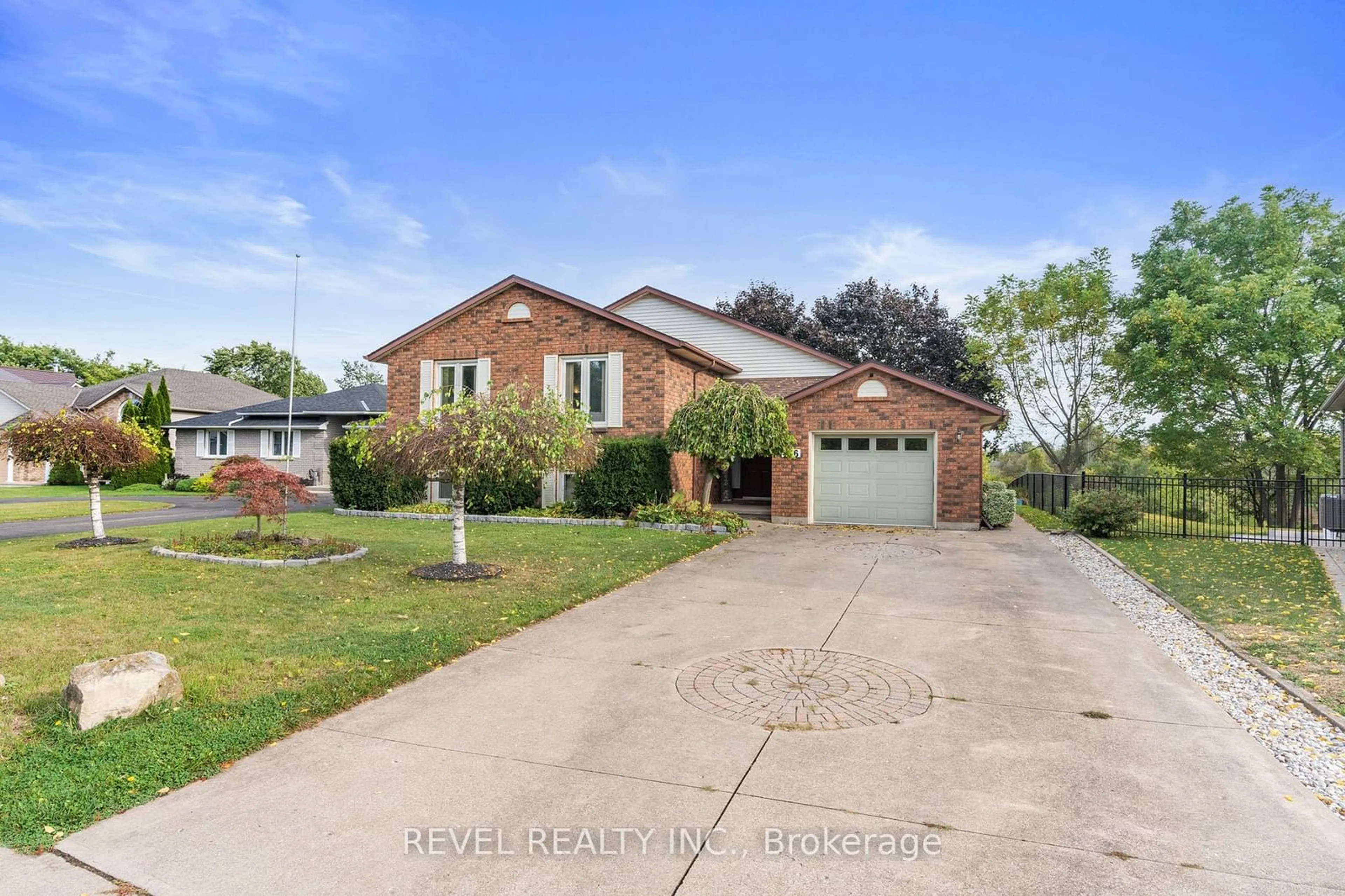 Frontside or backside of a home, the street view for 126 Colbeck Dr, Welland Ontario L3C 7B2