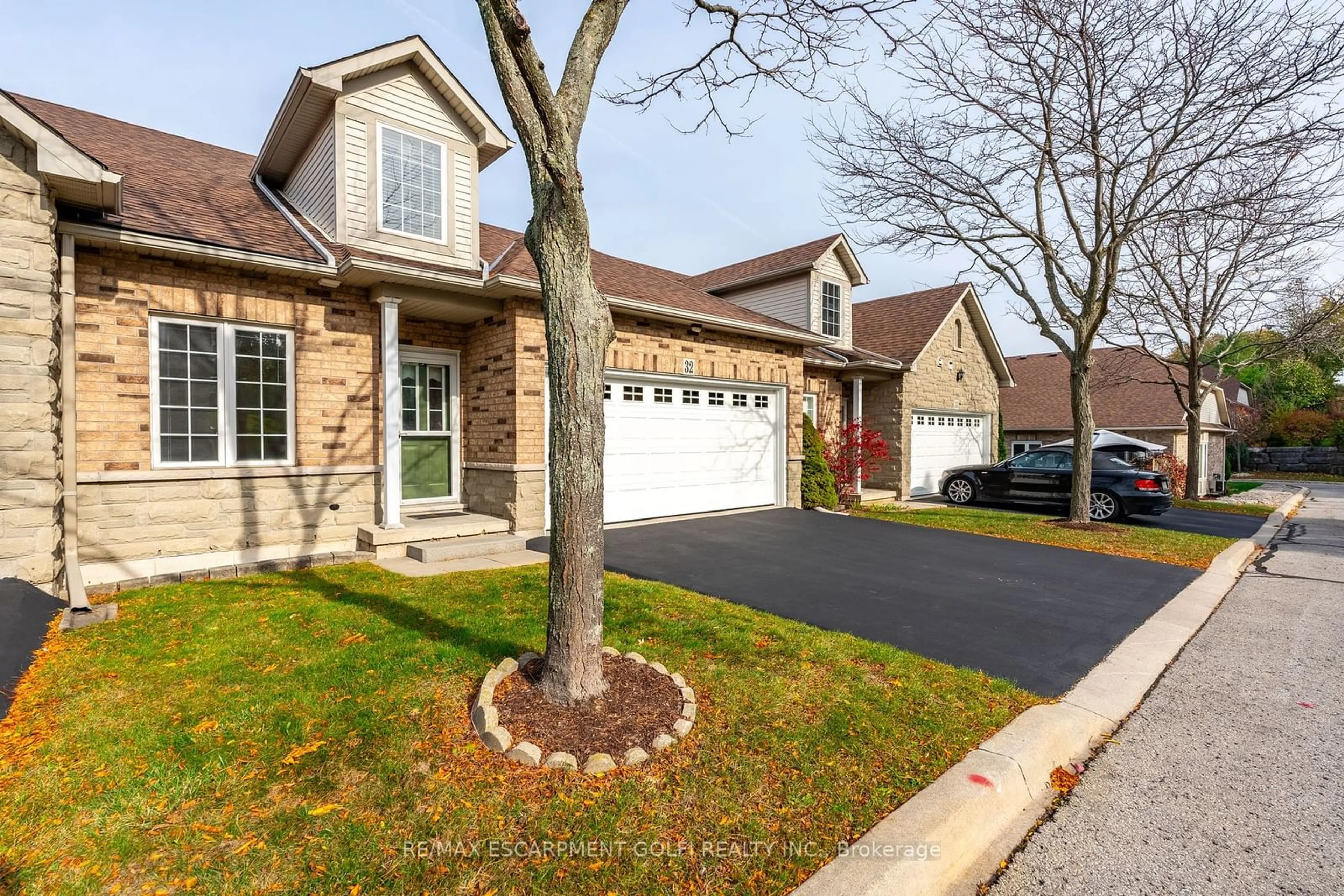 Home with brick exterior material for 566 Southridge Dr #32, Hamilton Ontario L9C 7W5