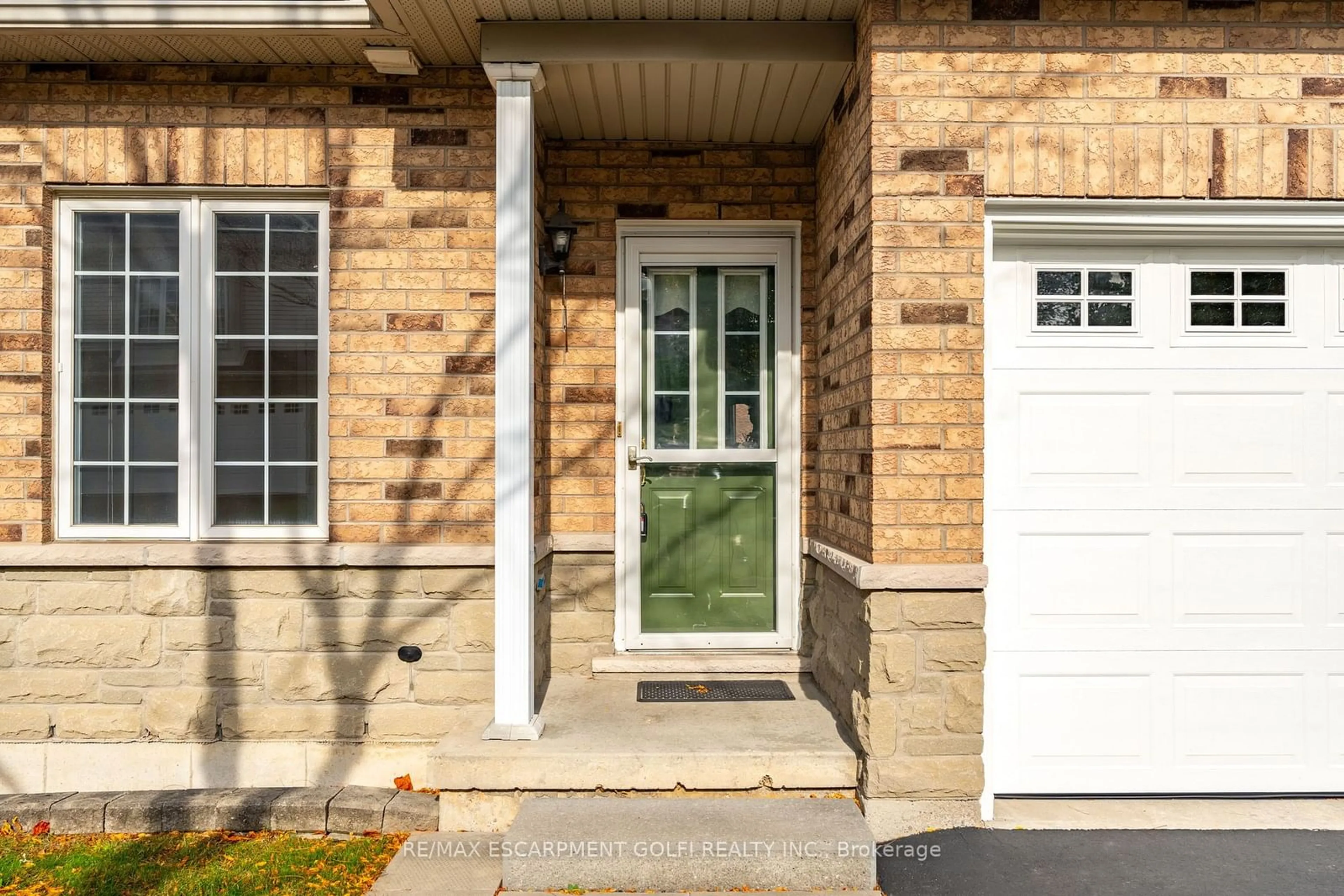 Home with brick exterior material for 566 Southridge Dr #32, Hamilton Ontario L9C 7W5