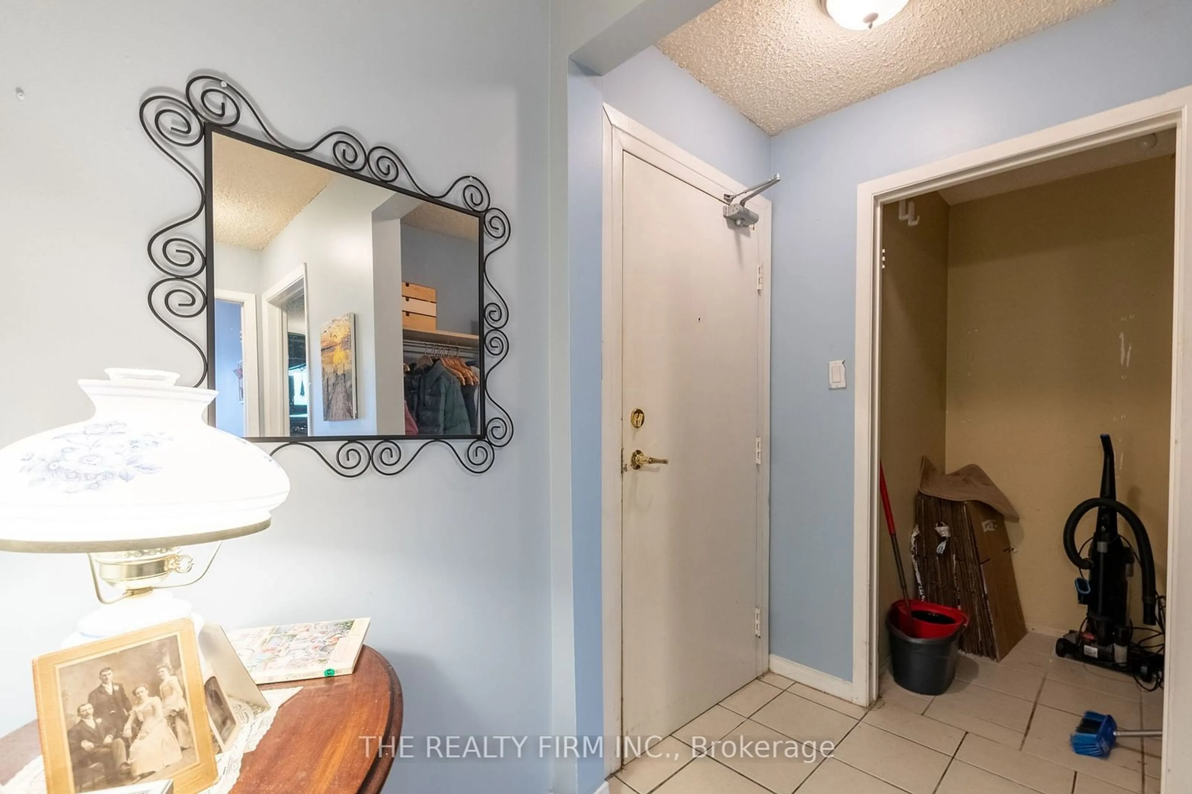 Indoor entryway for 1096 Jalna Blvd #81, London Ontario N6E 3B8