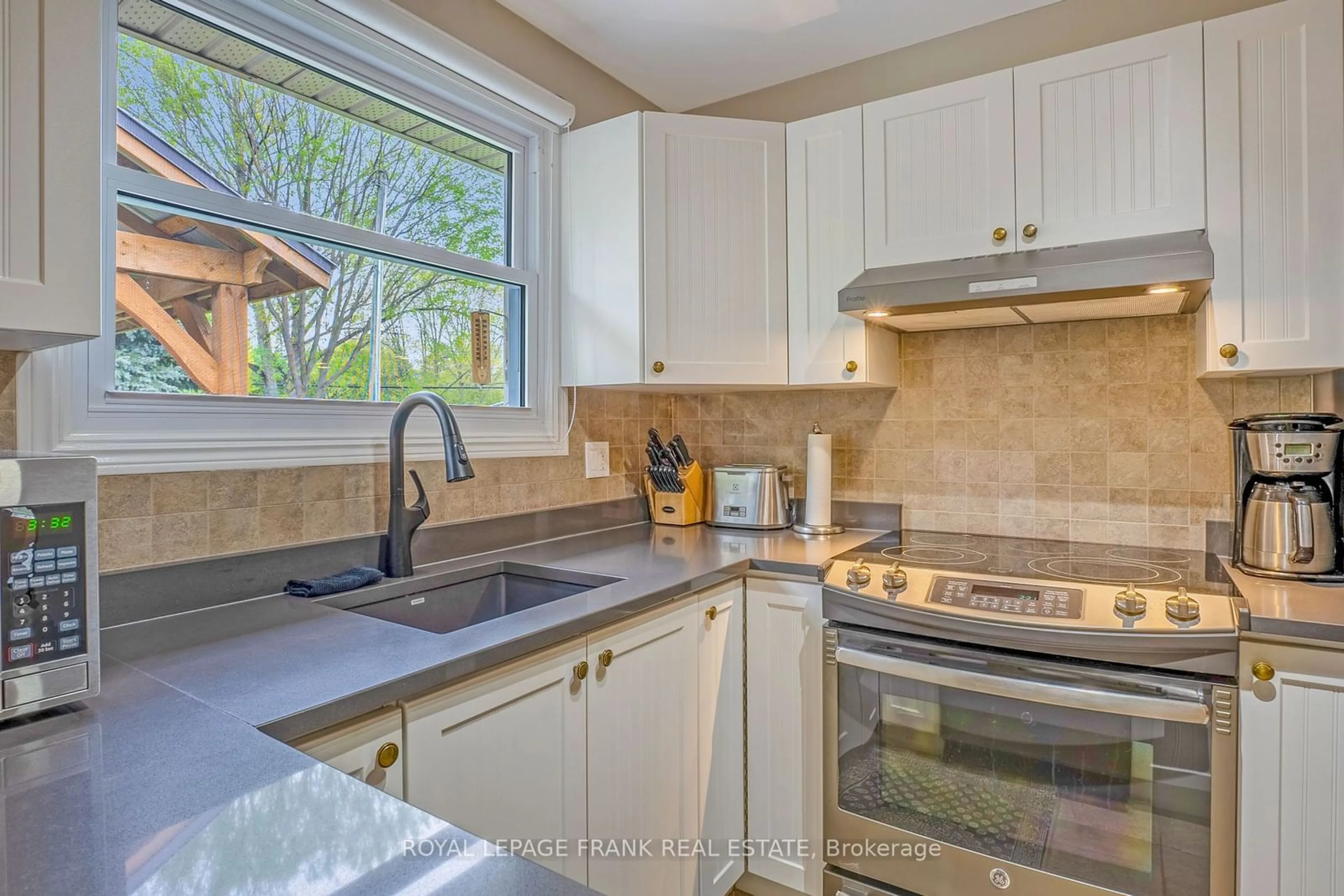 Standard kitchen, wood floors, cottage for 6 Ellard Crt, Kawartha Lakes Ontario K0M 1A0