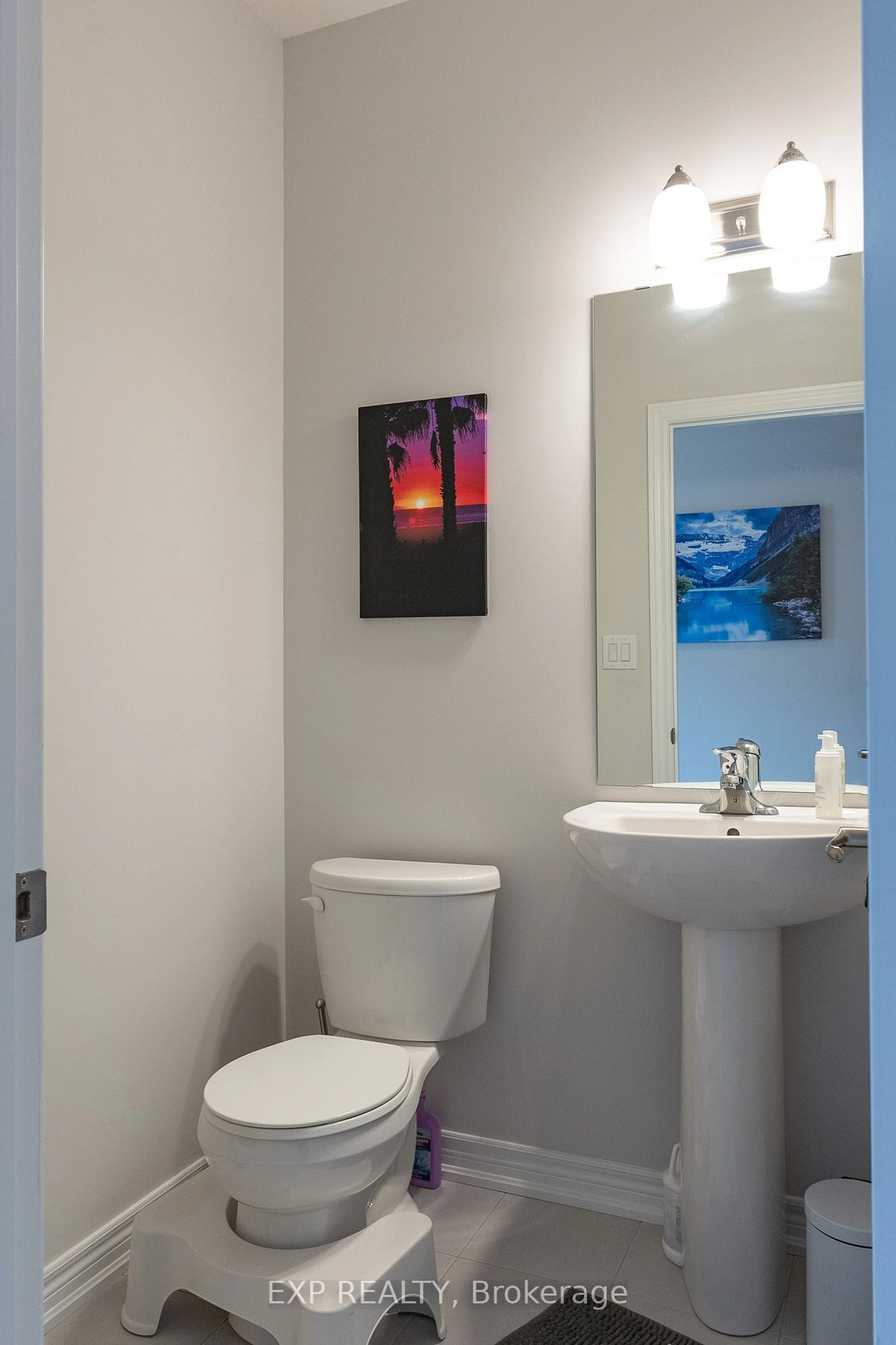 Standard bathroom for 204 Sunflower Pl, Welland Ontario L3C 0H9