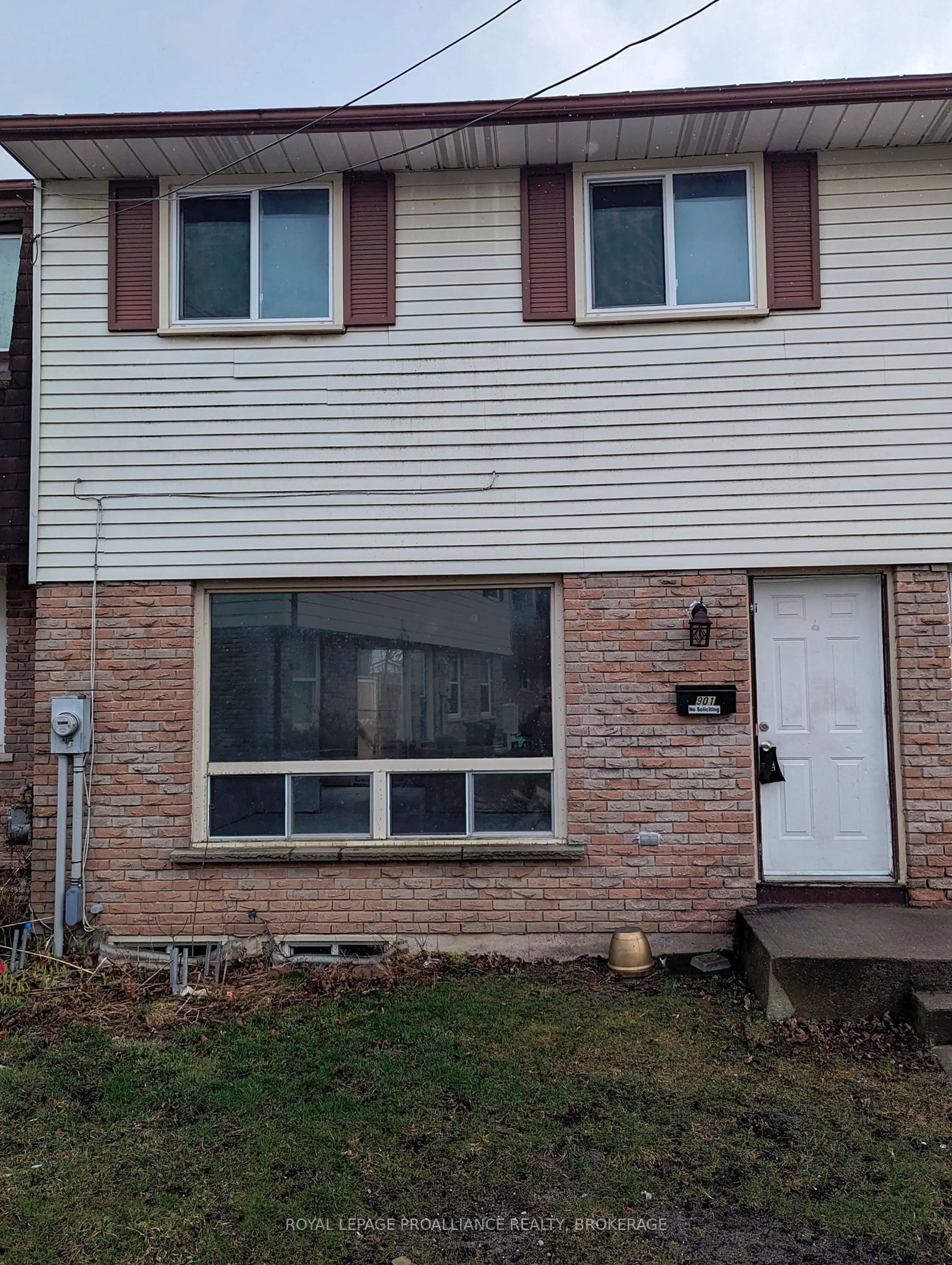 A pic from exterior of the house or condo, the front or back of building for 901 Oakview Ave #25, Kingston Ontario K7M 6V4