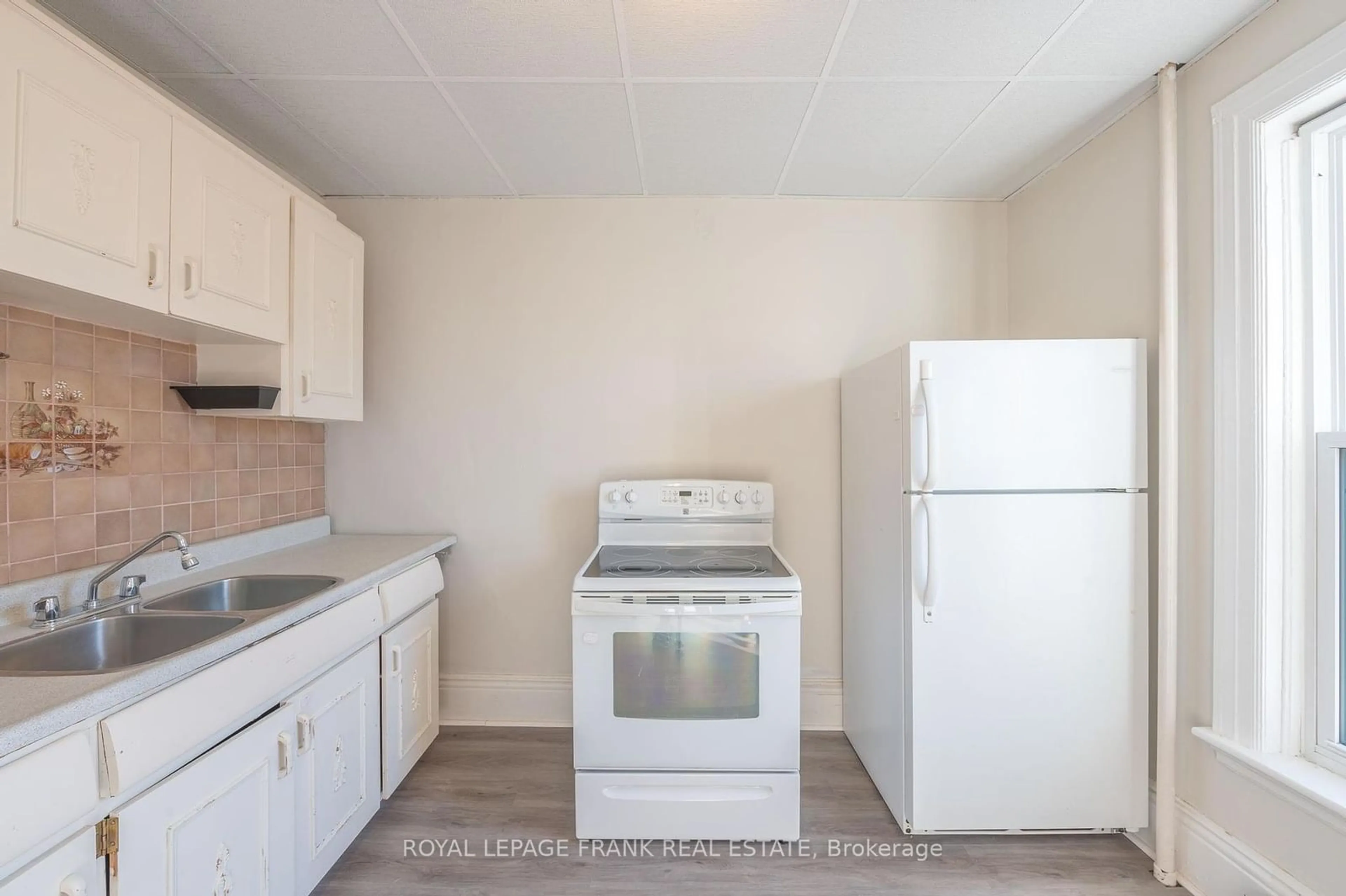 Standard kitchen, unknown floor, cottage for 204 Park St, Peterborough Ontario K9J 3P8