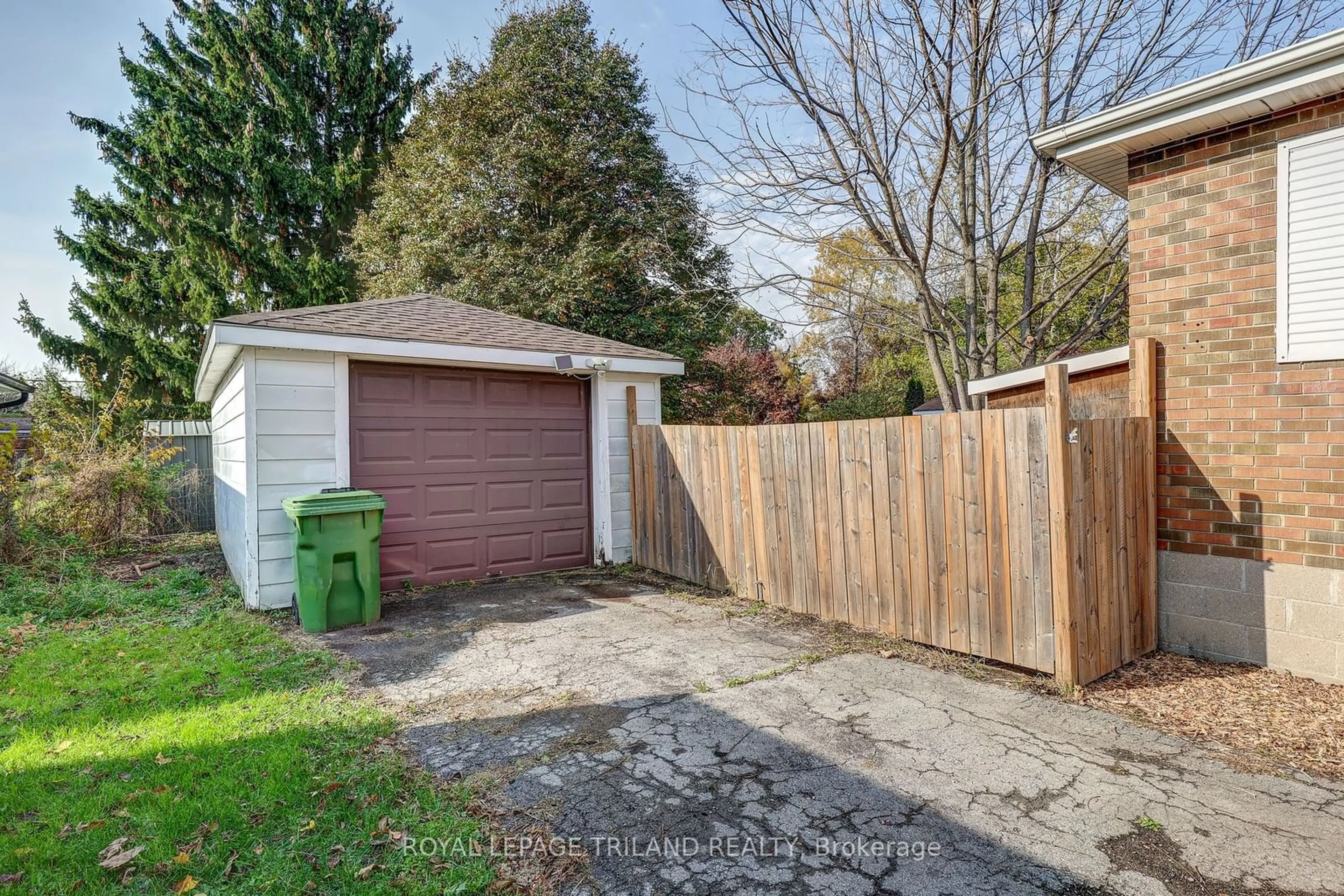 Shed for 266 Alma St, St. Thomas Ontario N5P 3B8