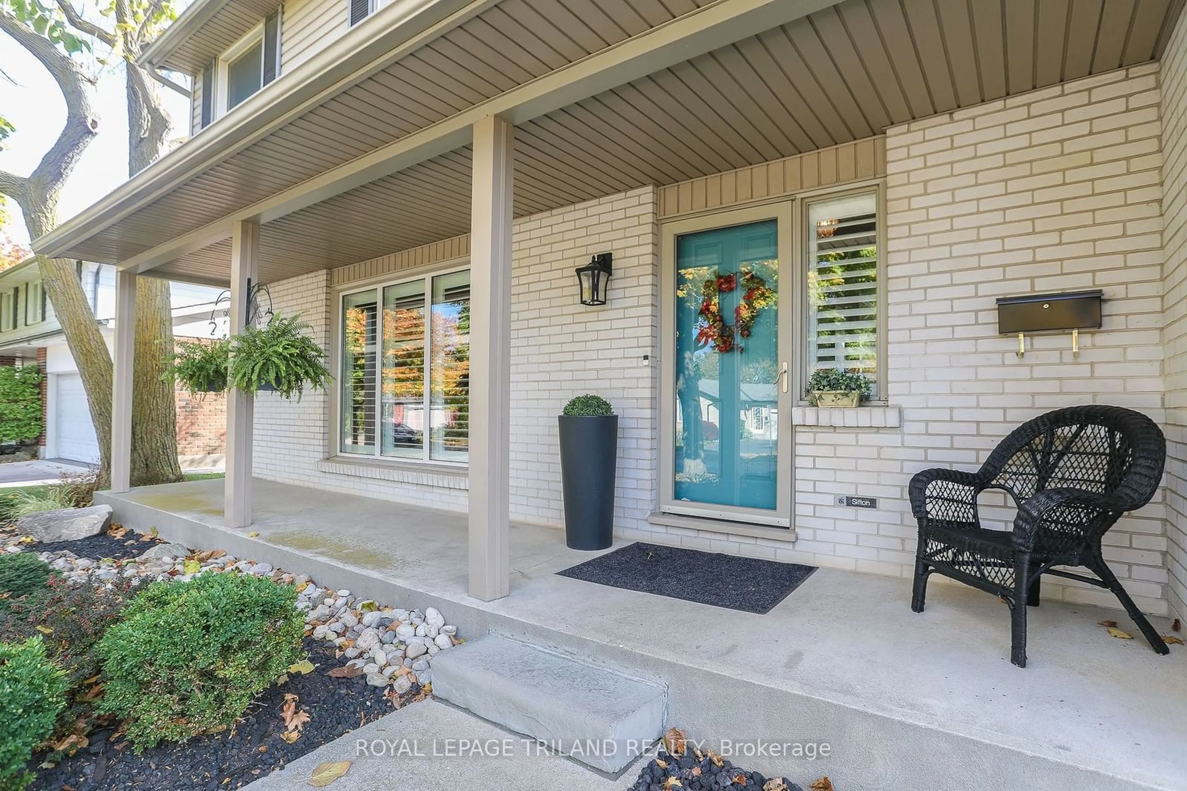 Indoor entryway, cement floor for 807 Viscount Rd, London Ontario N6J 2C7