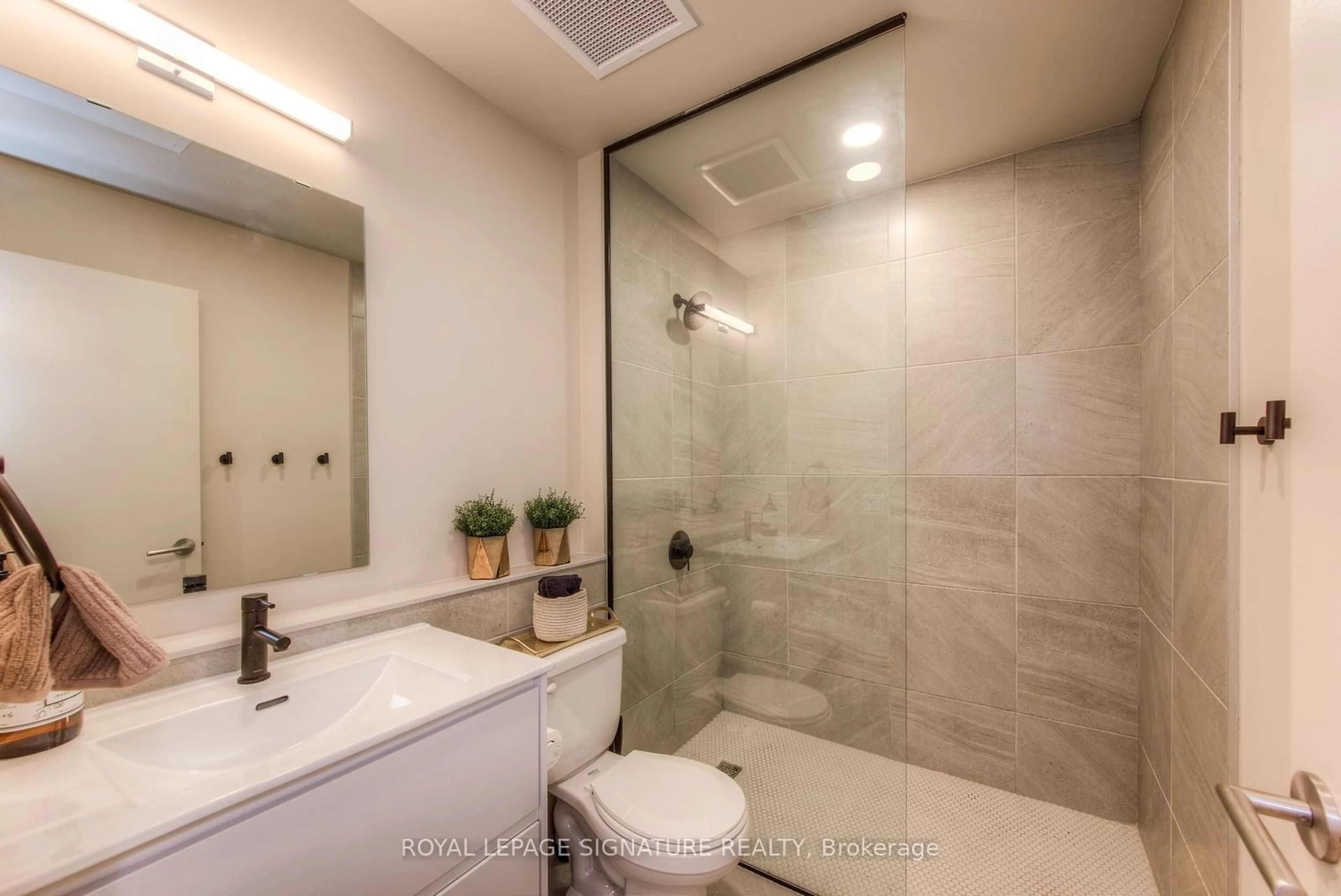 Standard bathroom for 245 Downie St #204, Stratford Ontario N5Z 1X5