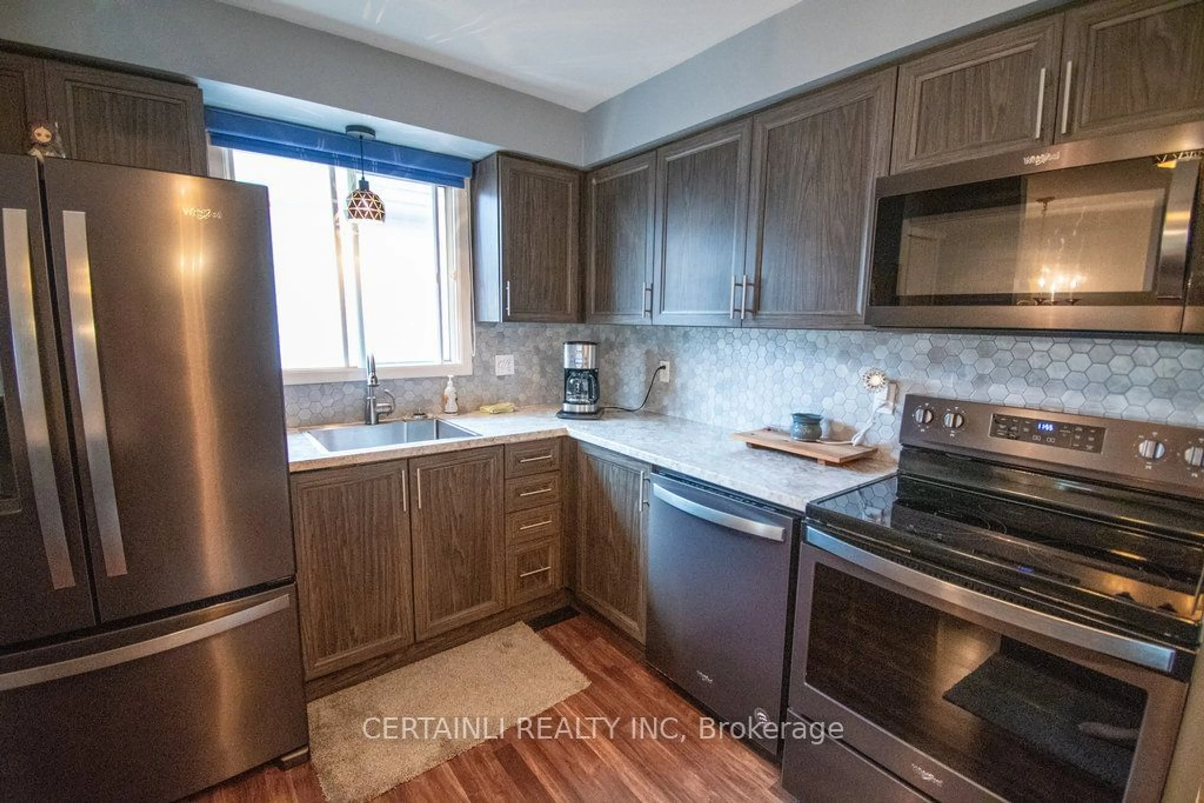 Standard kitchen, wood floors, cottage for 12 Speight Cres, London Ontario N5V 3W3