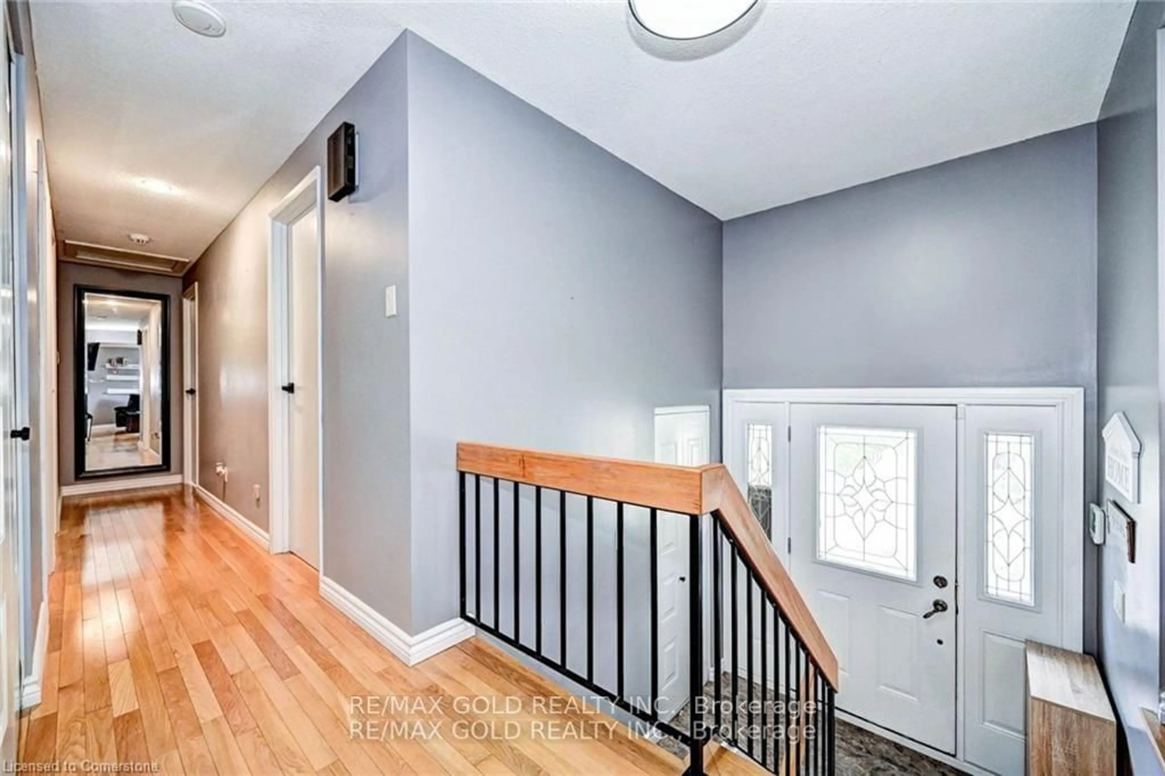 Indoor entryway, wood floors for 288 Salisbury Ave, Cambridge Ontario N1S 4H4