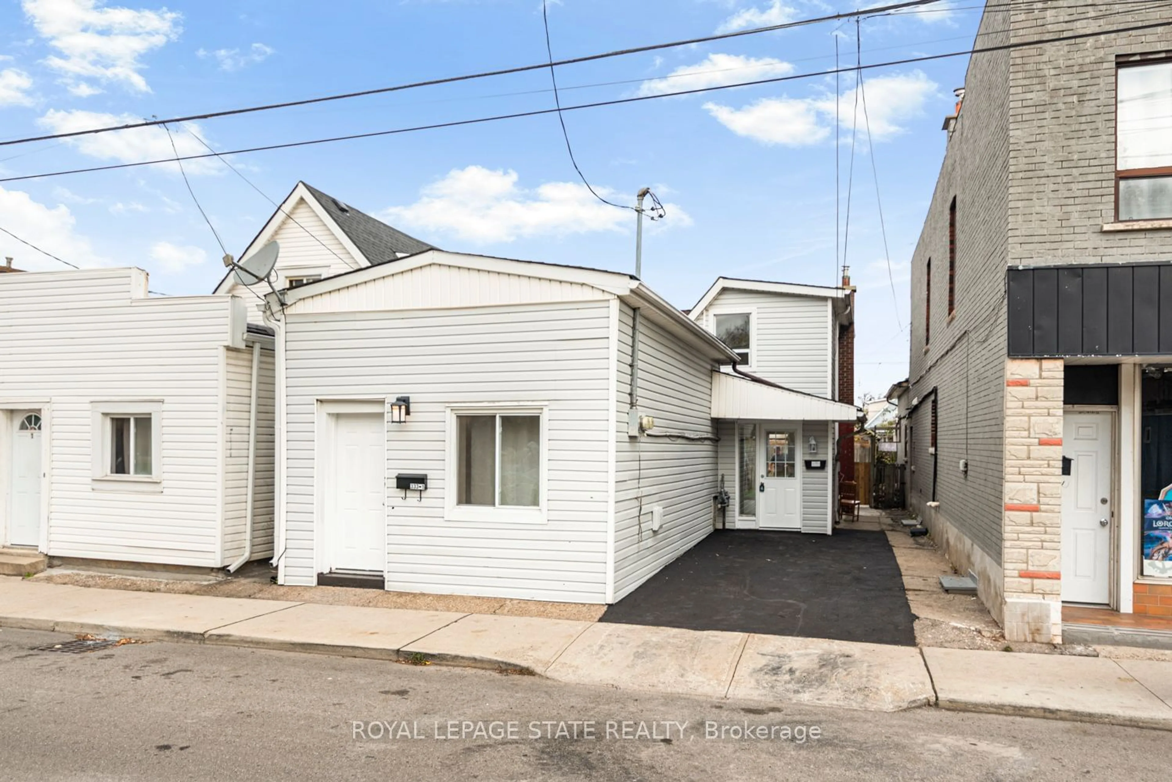 A pic from exterior of the house or condo, the street view for 333 Britannia Ave, Hamilton Ontario L8H 1Y4