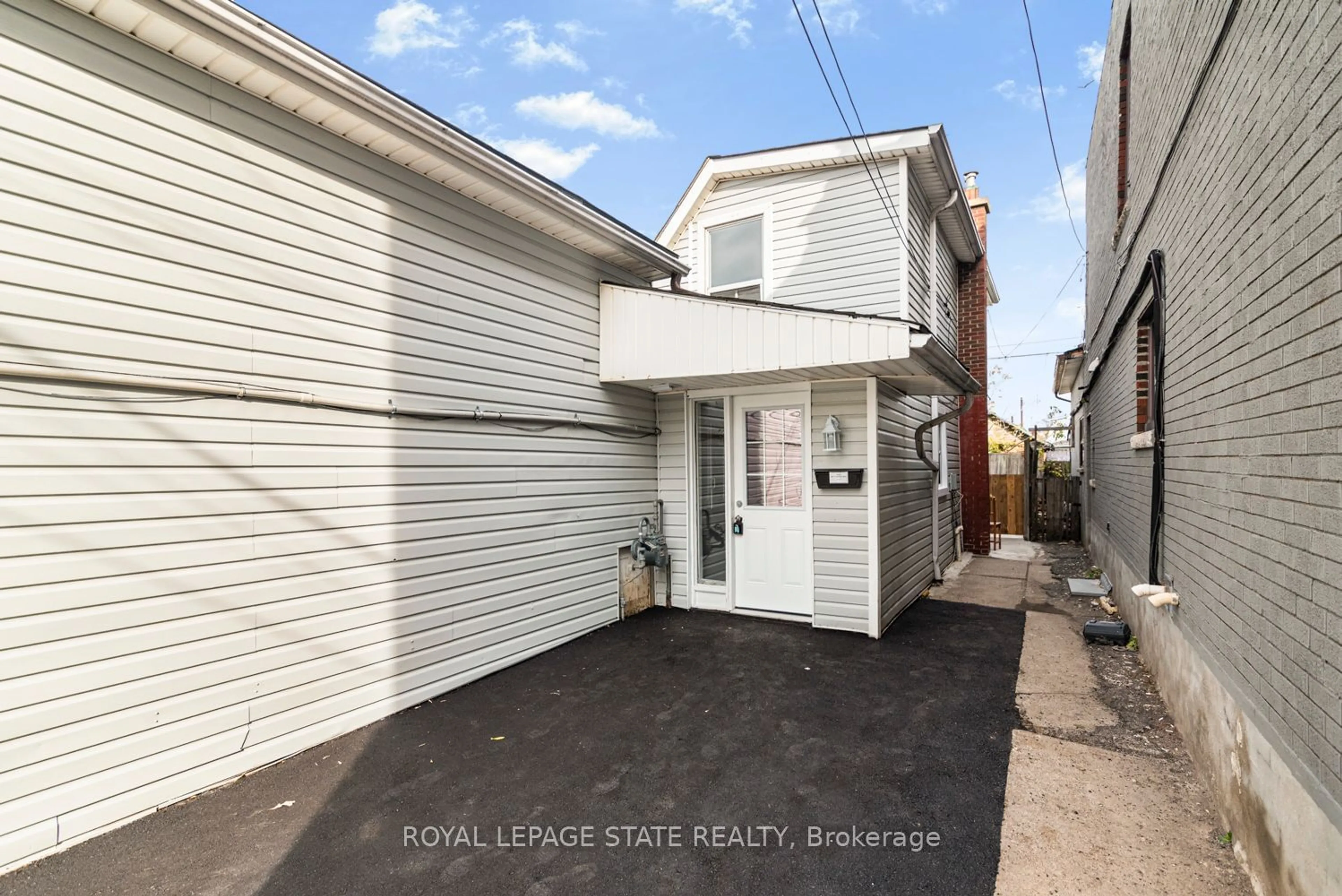 Frontside or backside of a home, the street view for 333 Britannia Ave, Hamilton Ontario L8H 1Y4