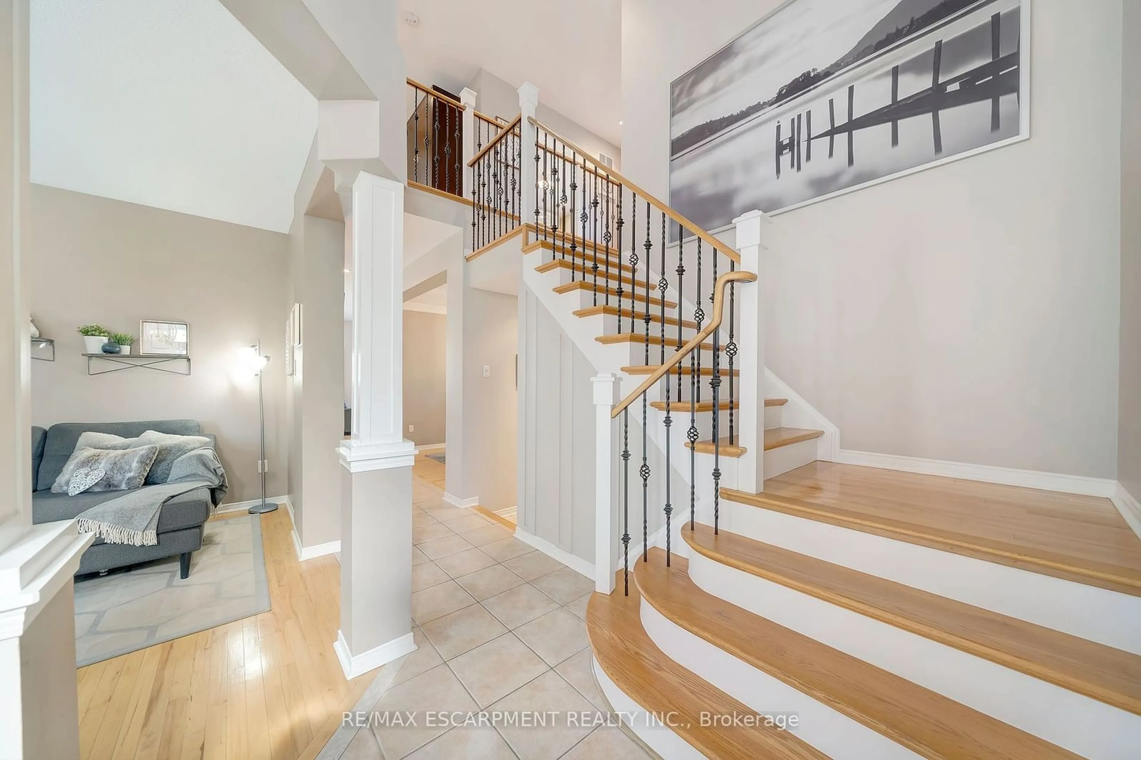 Indoor foyer, wood floors for 143 Valmont St, Hamilton Ontario L9G 4Z9