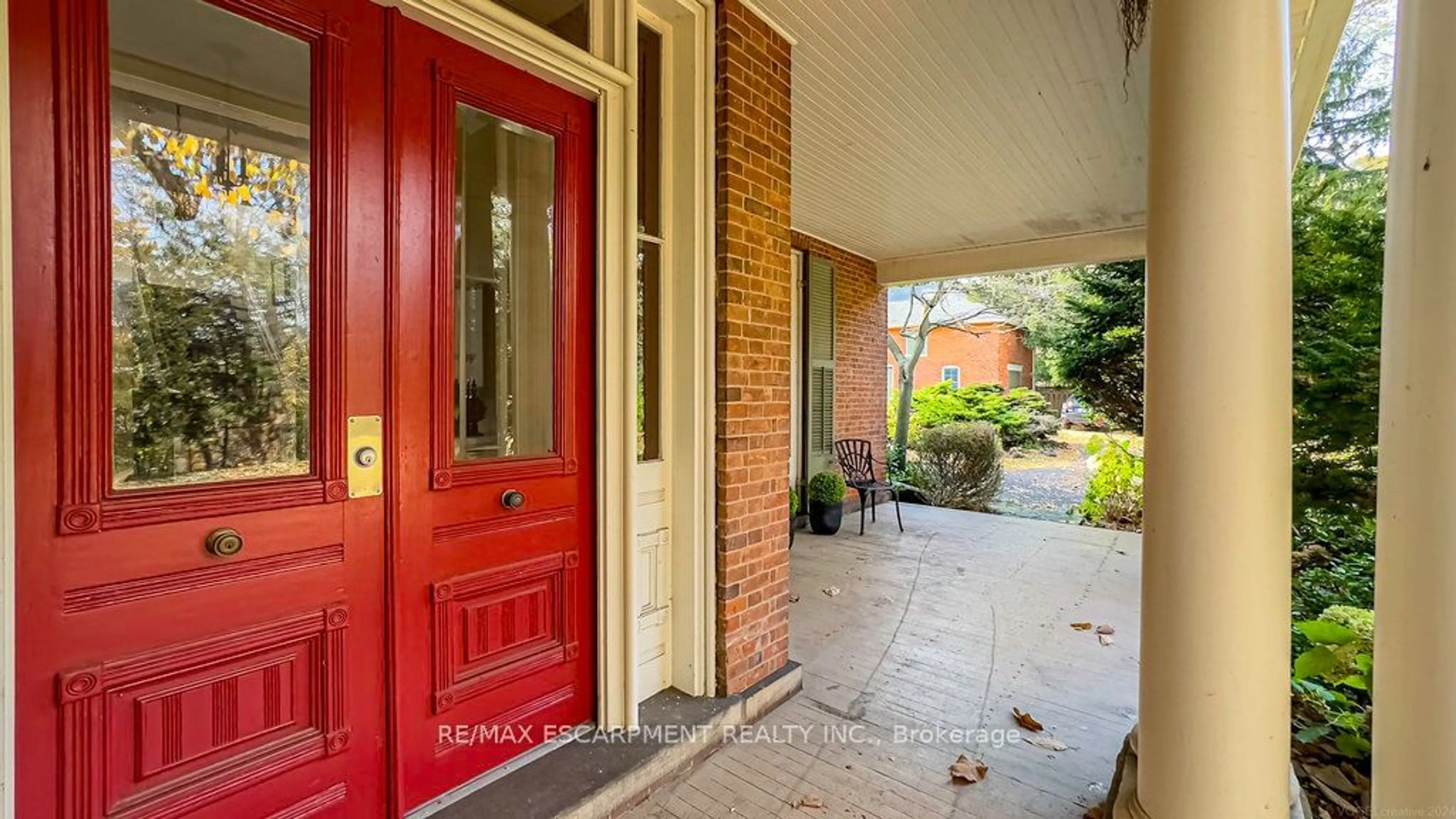 Indoor entryway, wood floors for 30 South St, Hamilton Ontario L9H 4C5