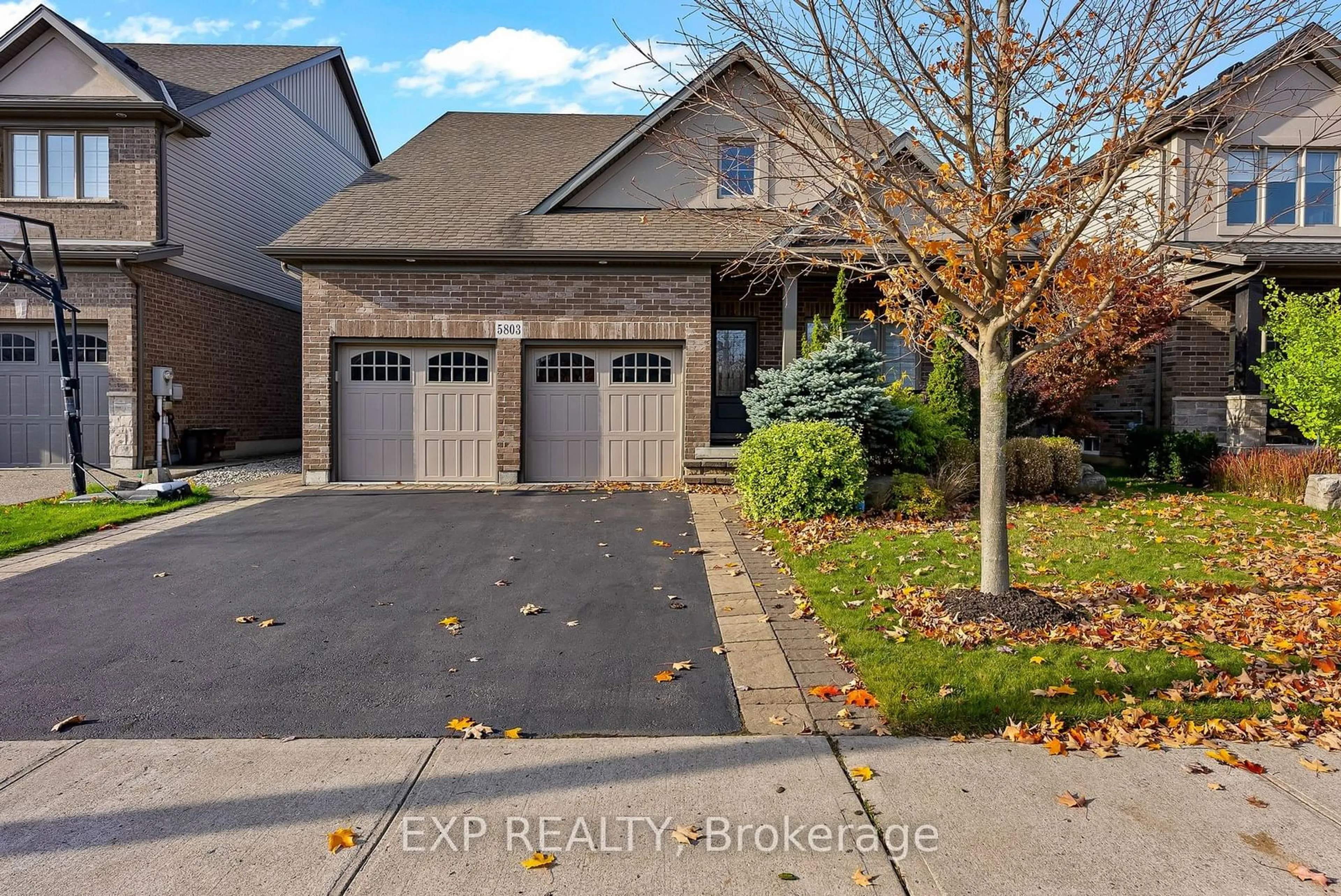 Frontside or backside of a home, the street view for 5803 Fiddlehead Lane, Niagara Falls Ontario L2H 0E9