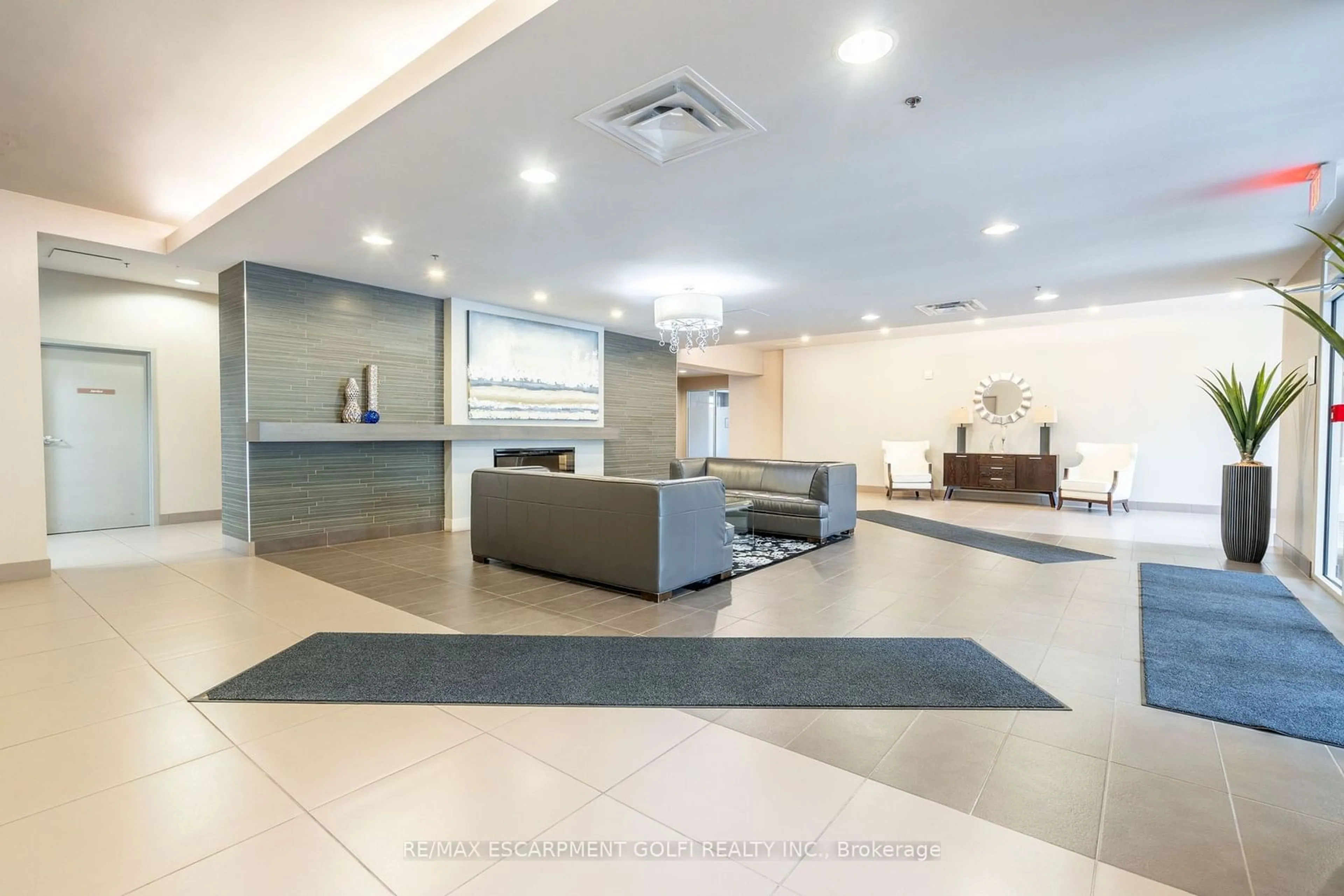 Indoor lobby, ceramic floors for 90 Charlton Ave #806, Hamilton Ontario L8P 0B4