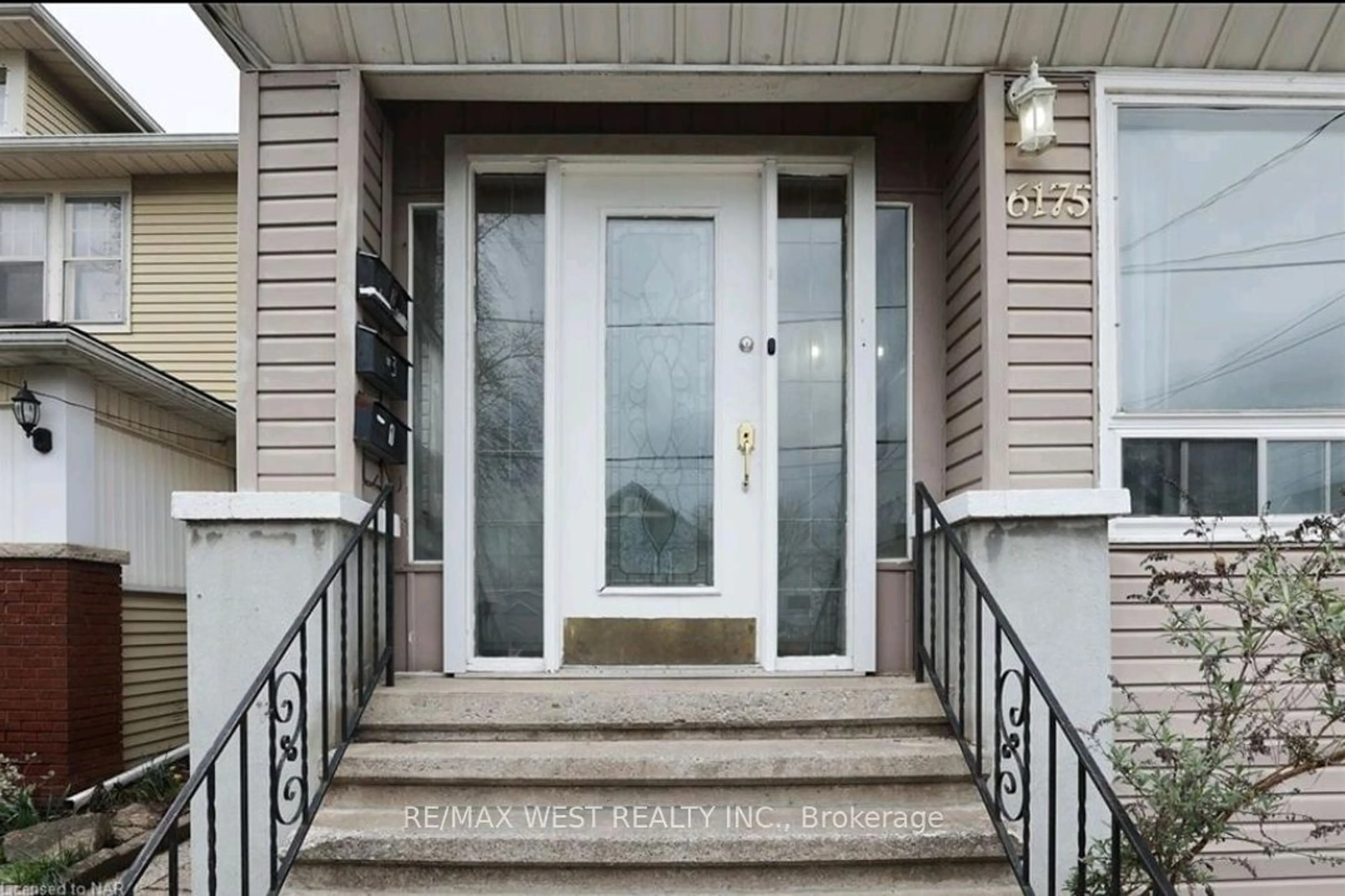 Indoor entryway, wood floors for 6175 Barker St, Niagara Falls Ontario L2G 1Y5