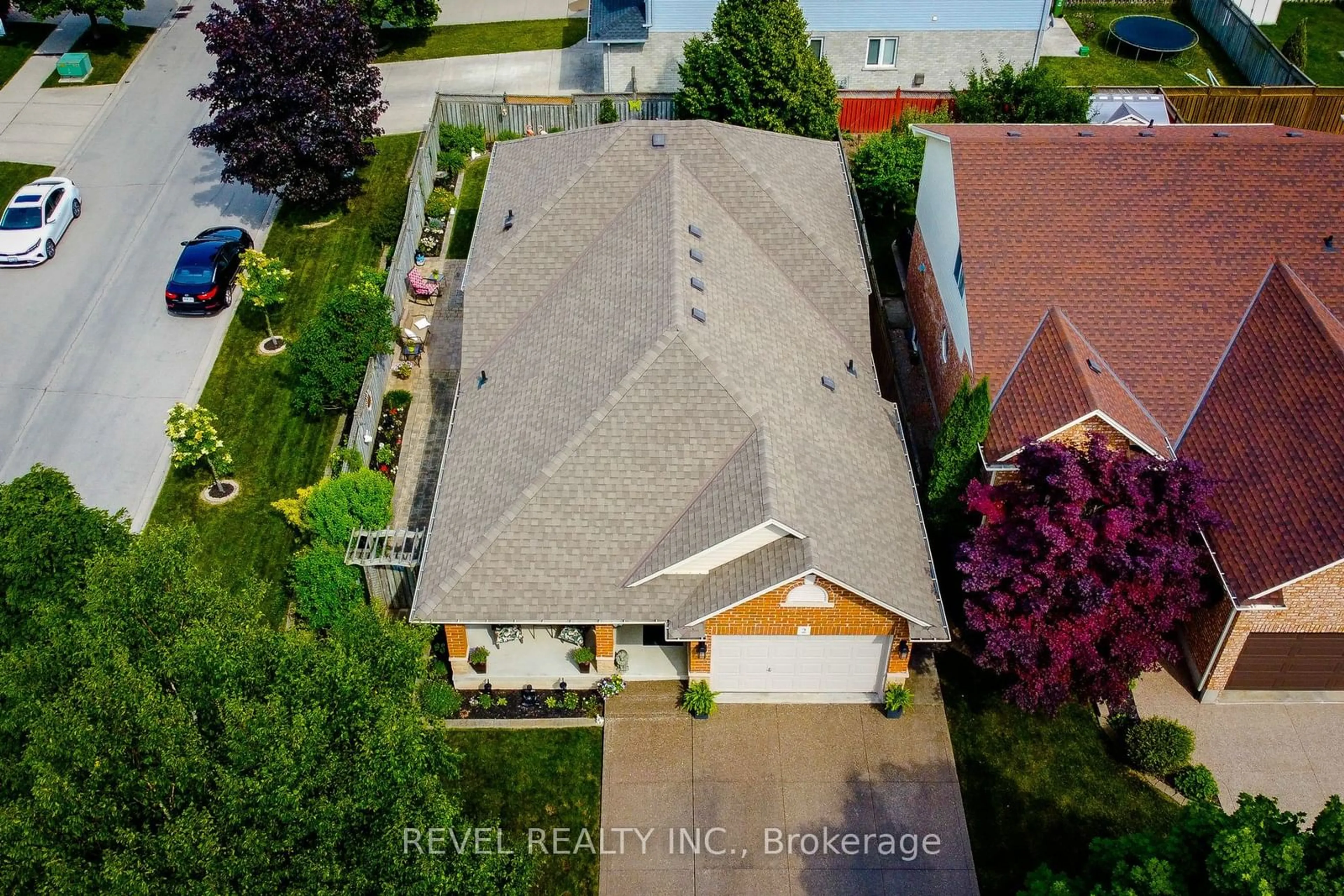 Frontside or backside of a home, the street view for 2 Hampshire Pl, Hamilton Ontario L8J 3W9