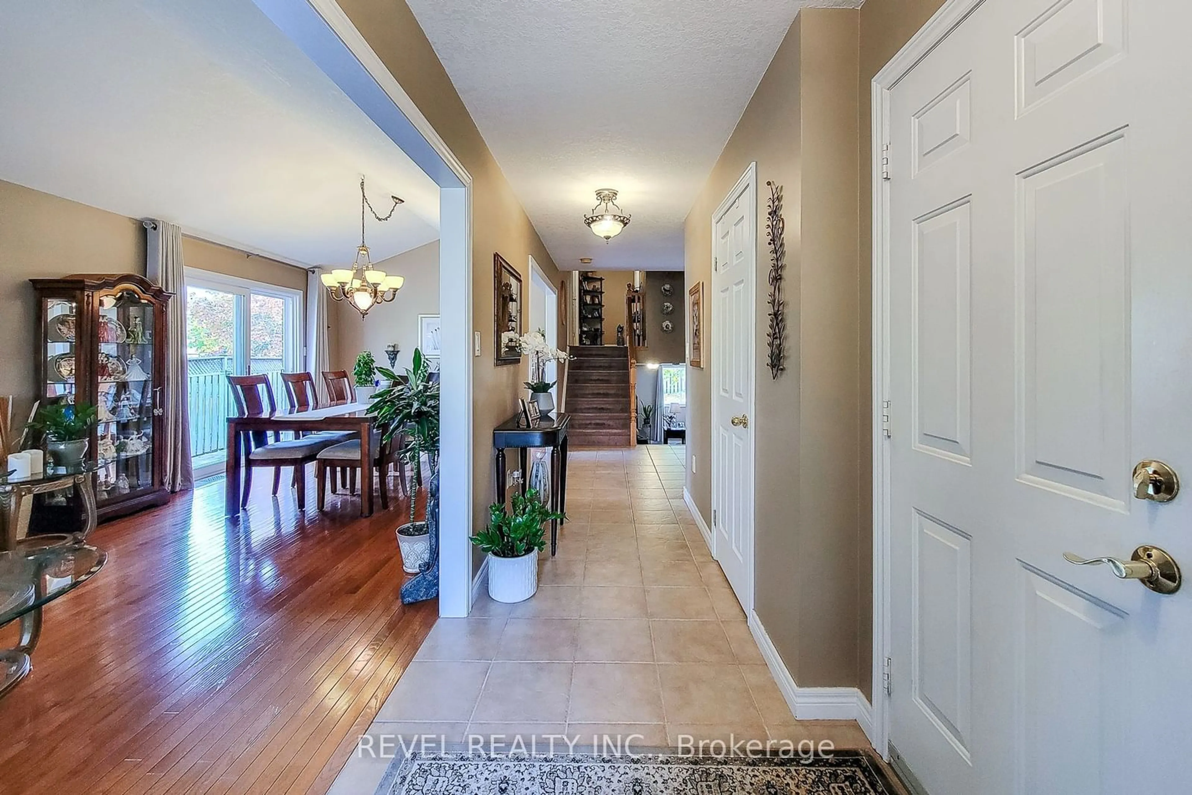 Indoor entryway, wood floors for 2 Hampshire Pl, Hamilton Ontario L8J 3W9