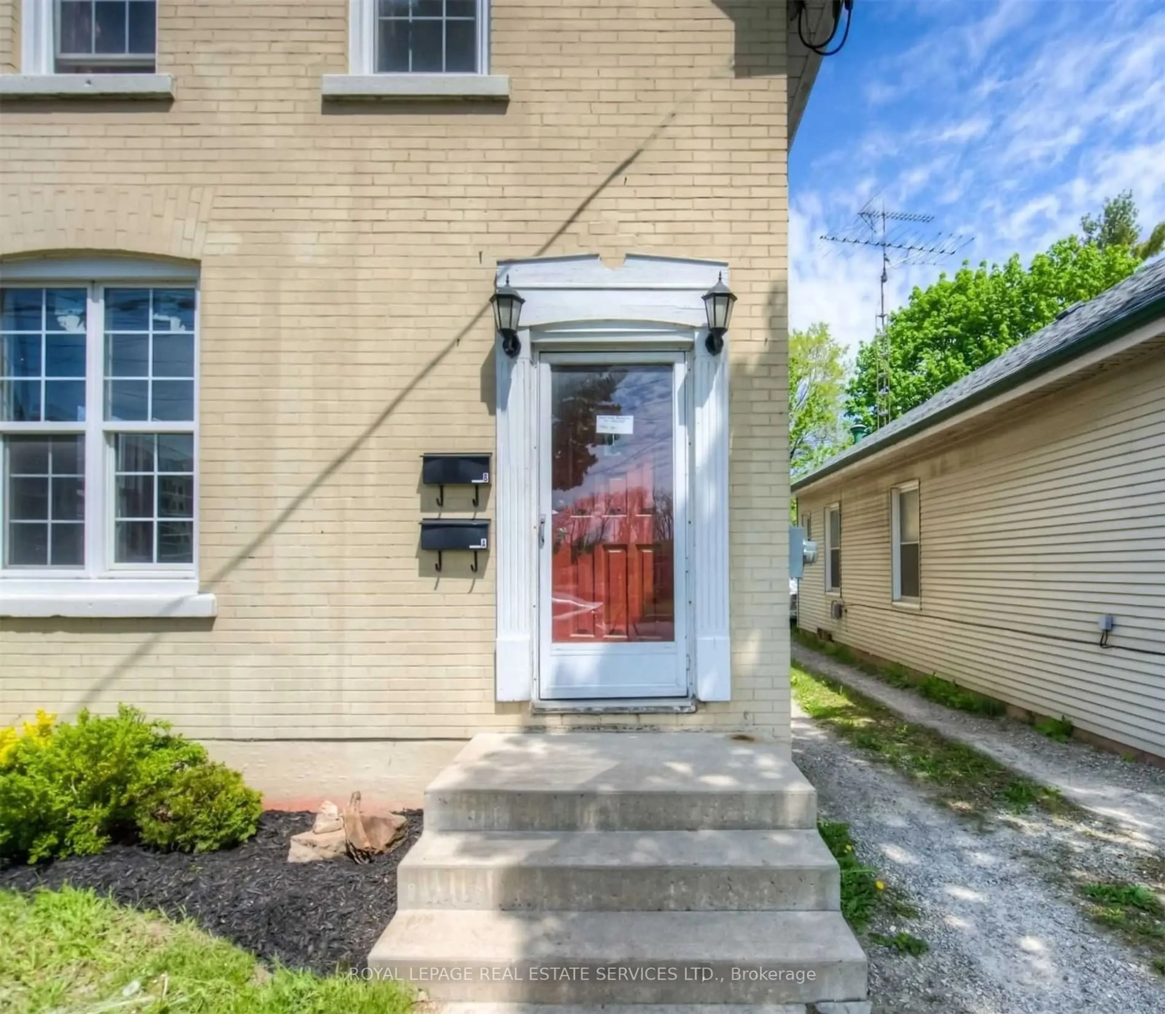 Indoor entryway for 221 Grand River Ave, Brantford Ontario N3T 4Y3