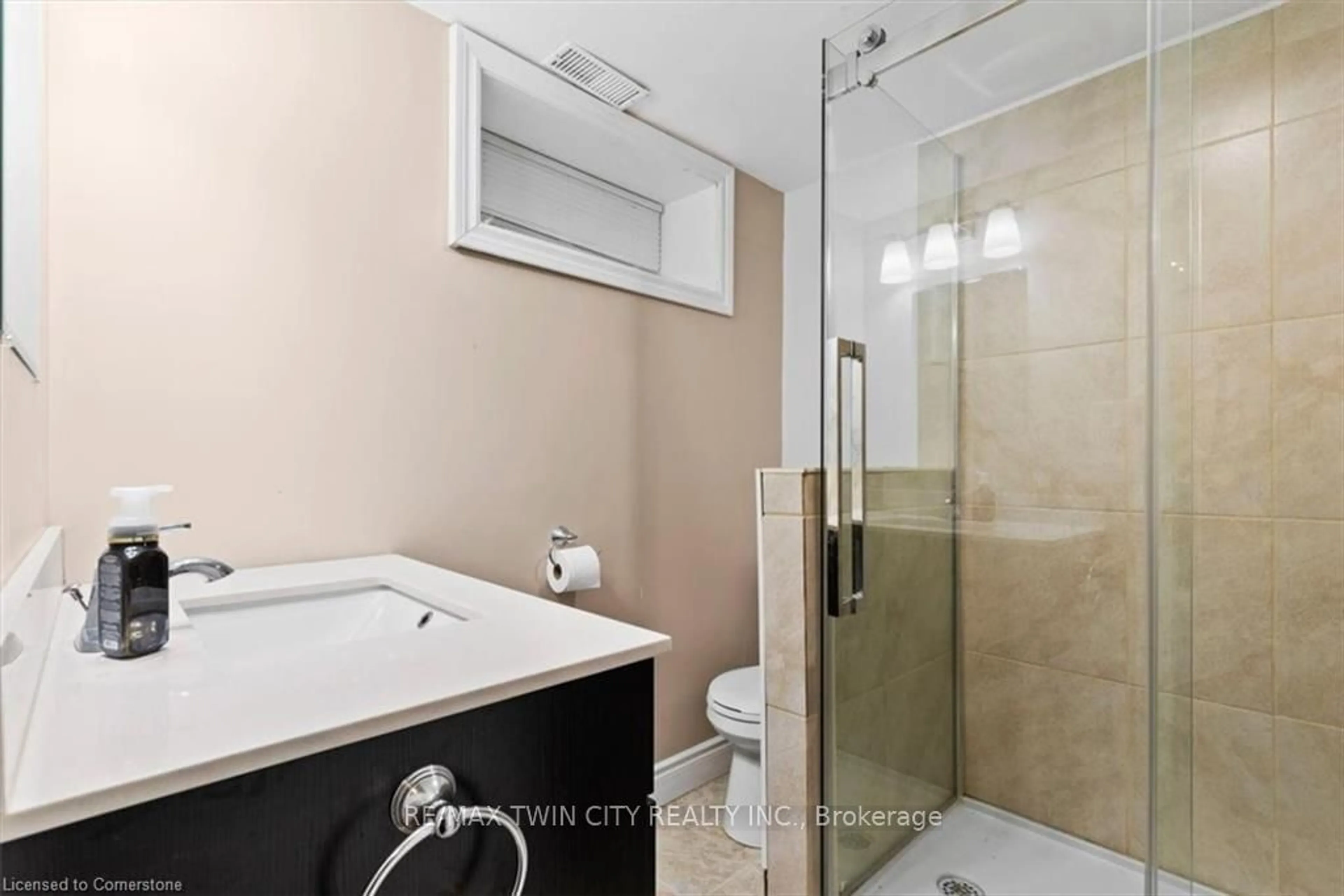 Standard bathroom for 8 Campbell St, Brantford Ontario N3R 1X8