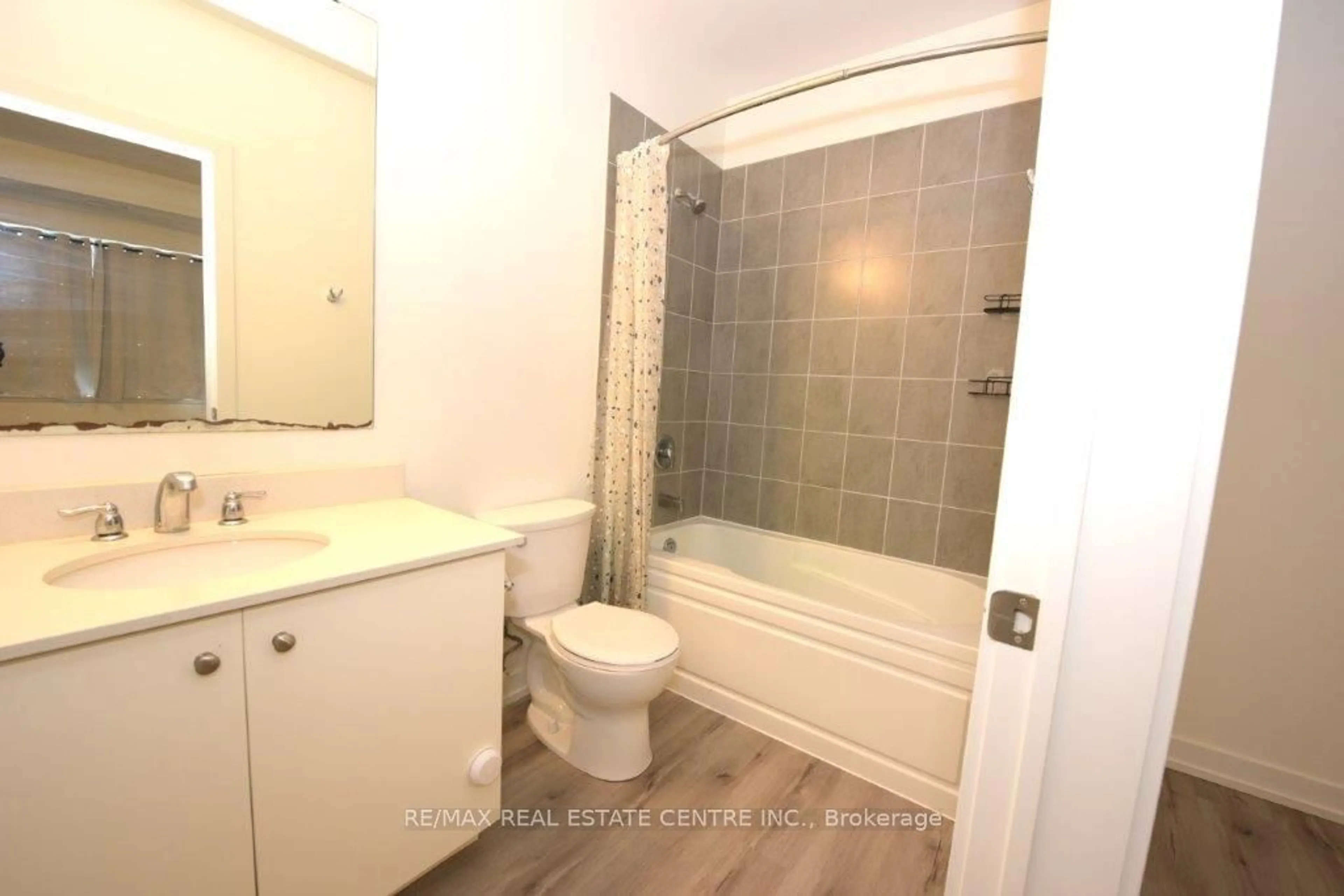 Standard bathroom, unknown floor for 247 NORTHFIELD Dr #102, Waterloo Ontario N2K 0H1