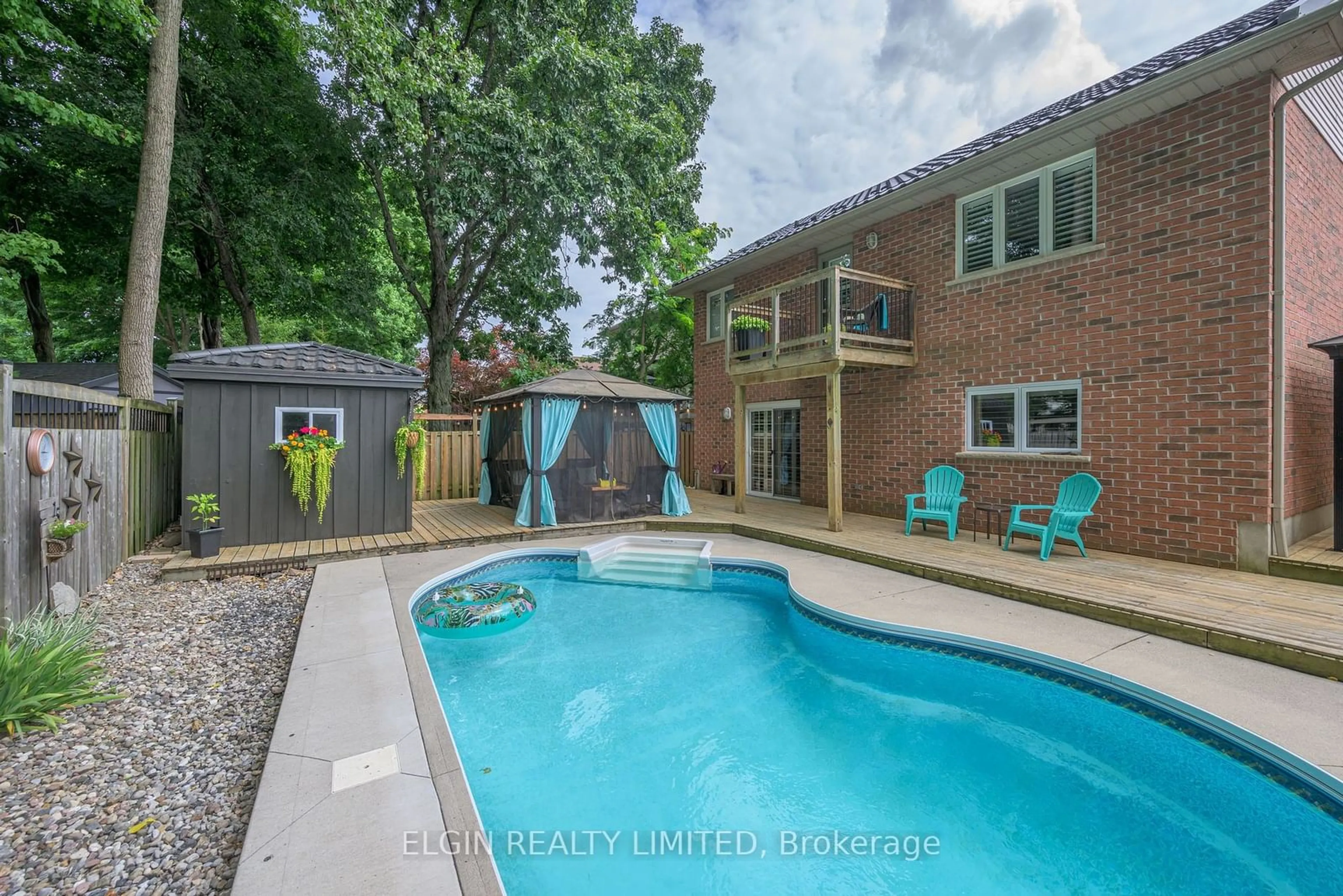 Indoor or outdoor pool for 15 HUMMINGBIRD Lane, St. Thomas Ontario N5R 6L8