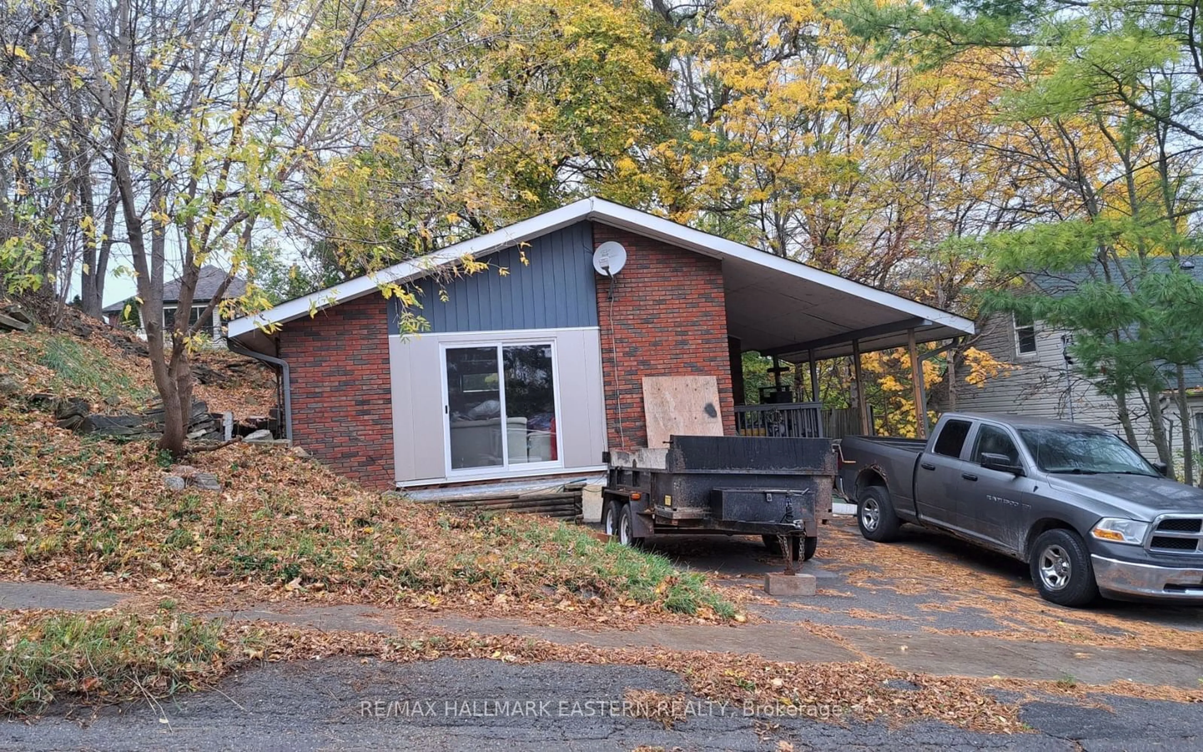 Frontside or backside of a home, the front or back of building for 560 Murray St, Peterborough Ontario K9H 2V1