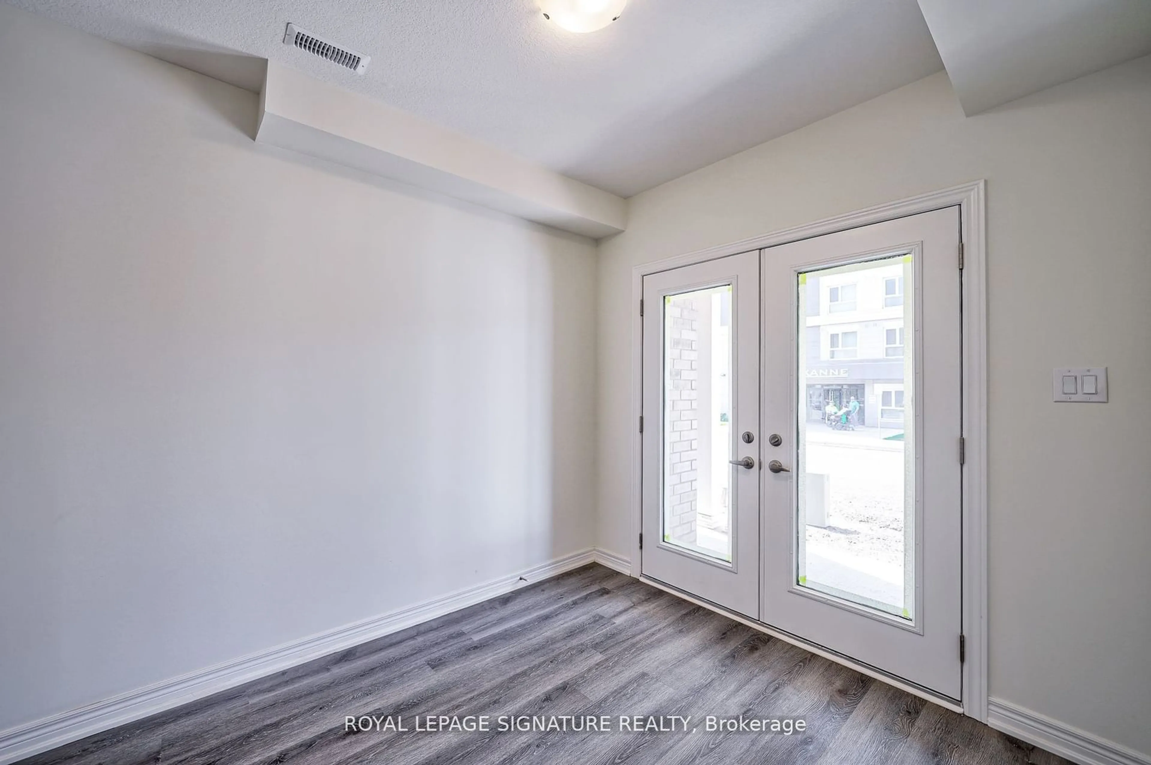 Indoor entryway, wood floors for 5 Roxanne Dr #125, Hamilton Ontario L8H 1L9