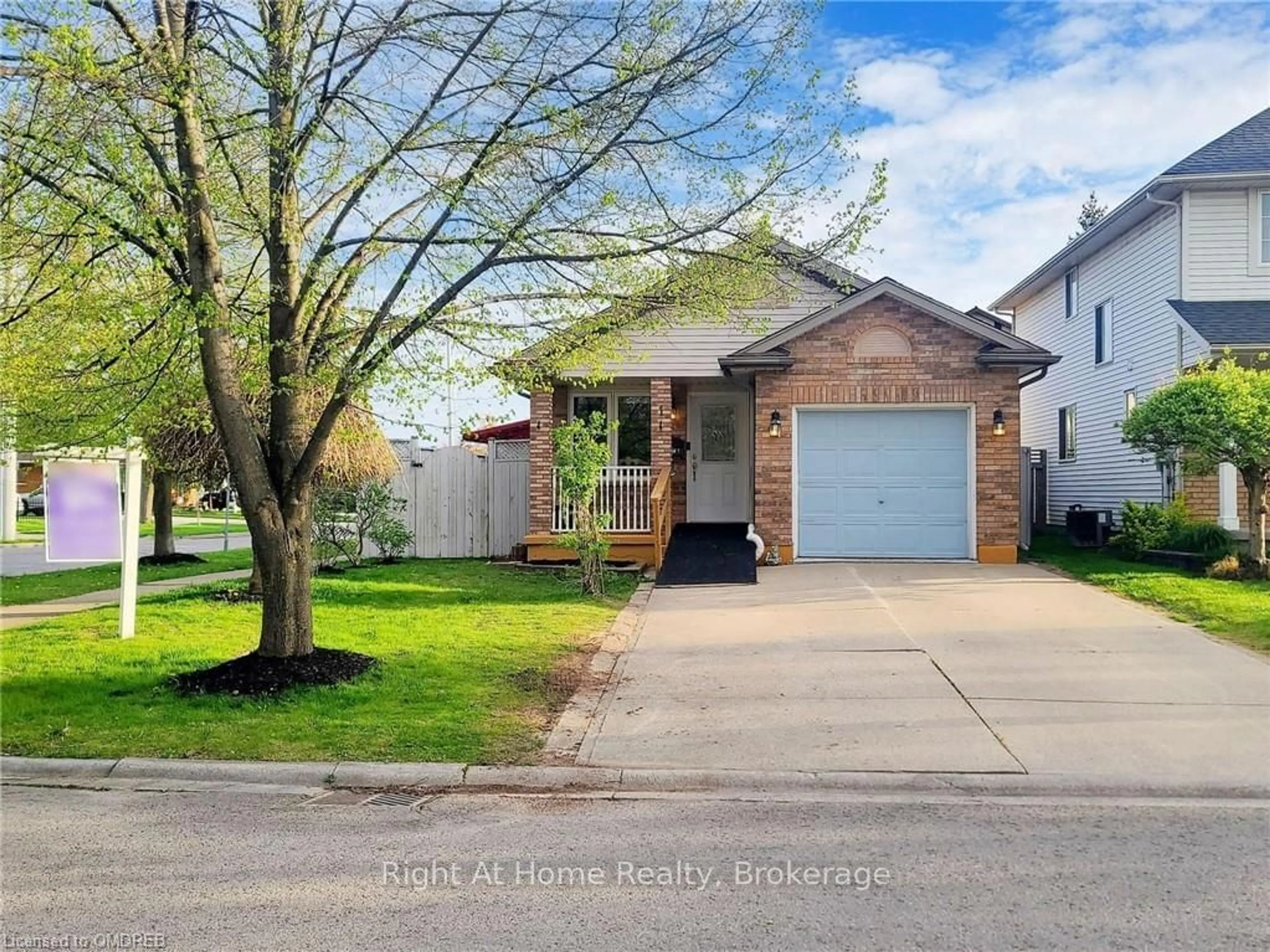 Frontside or backside of a home, cottage for 1 JENNIFER Cres, St. Catharines Ontario L2M 7Y9