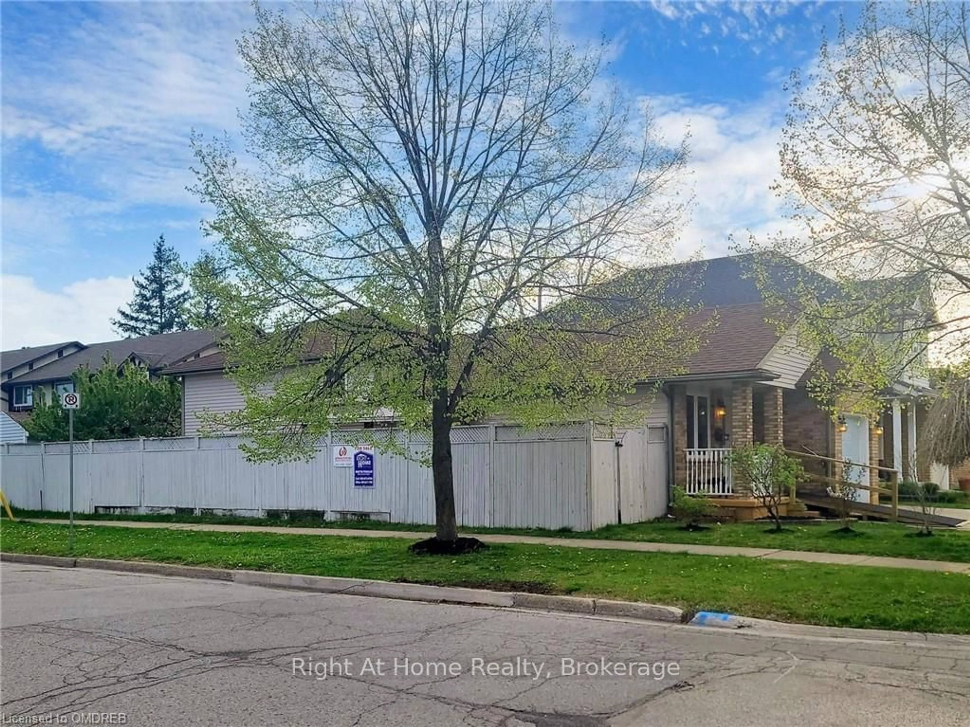 Frontside or backside of a home, the street view for 1 JENNIFER Cres, St. Catharines Ontario L2M 7Y9