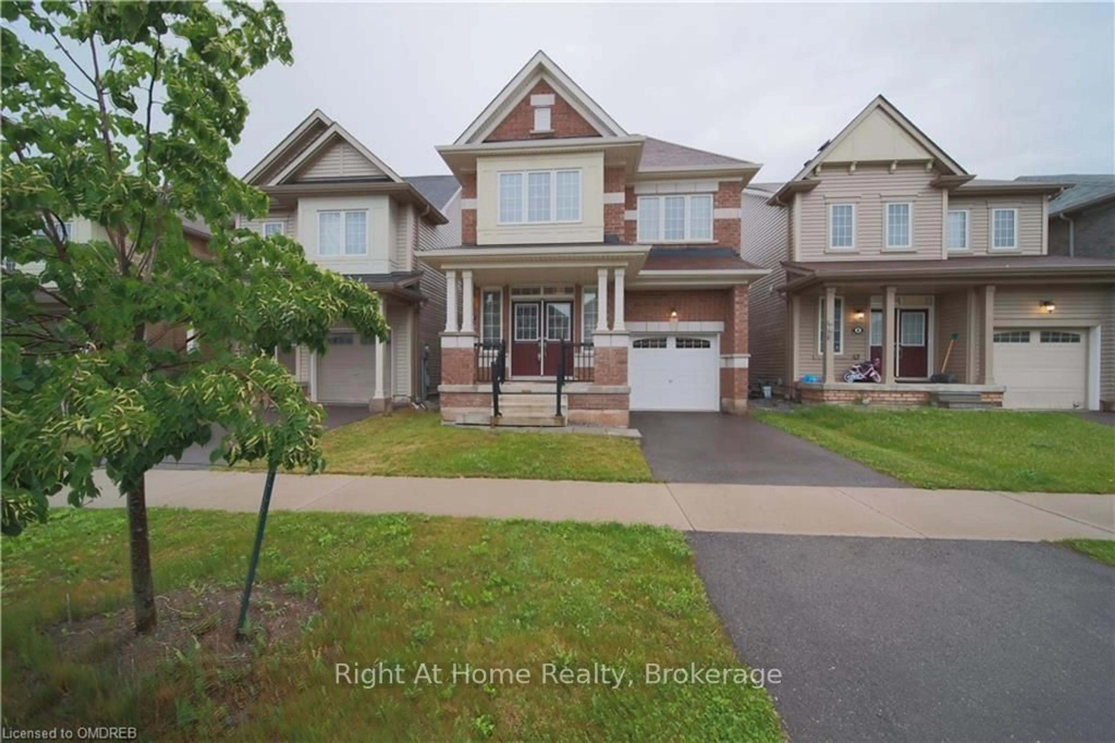 Frontside or backside of a home, the street view for 6 LEGACY LANE, Thorold Ontario L3B 0G7