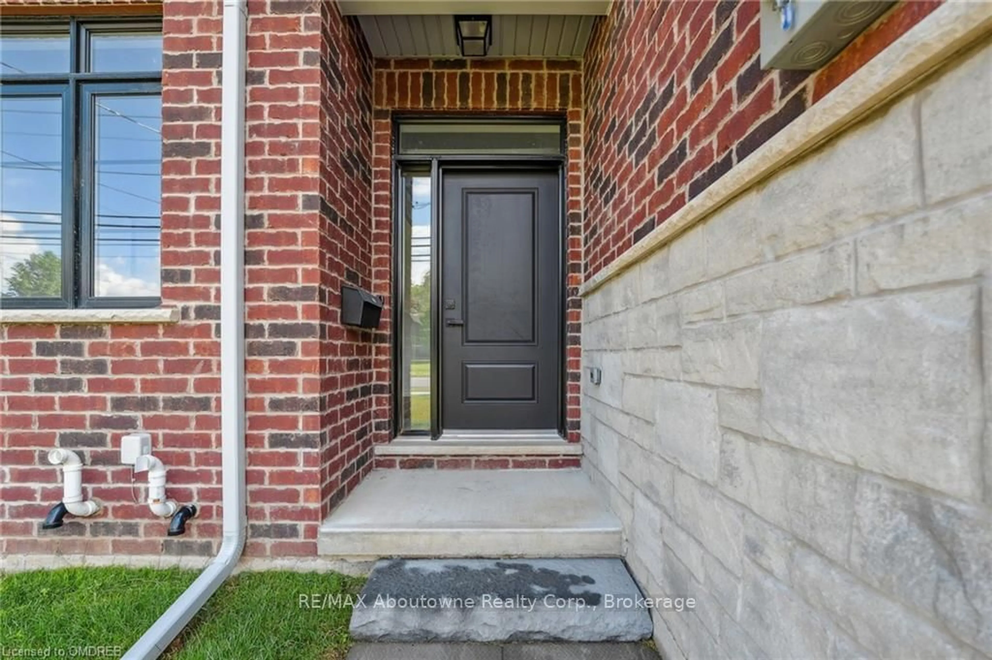 Indoor entryway, cement floor for 5691 CHURCHS LANE, Niagara Falls Ontario L2J 1Y8