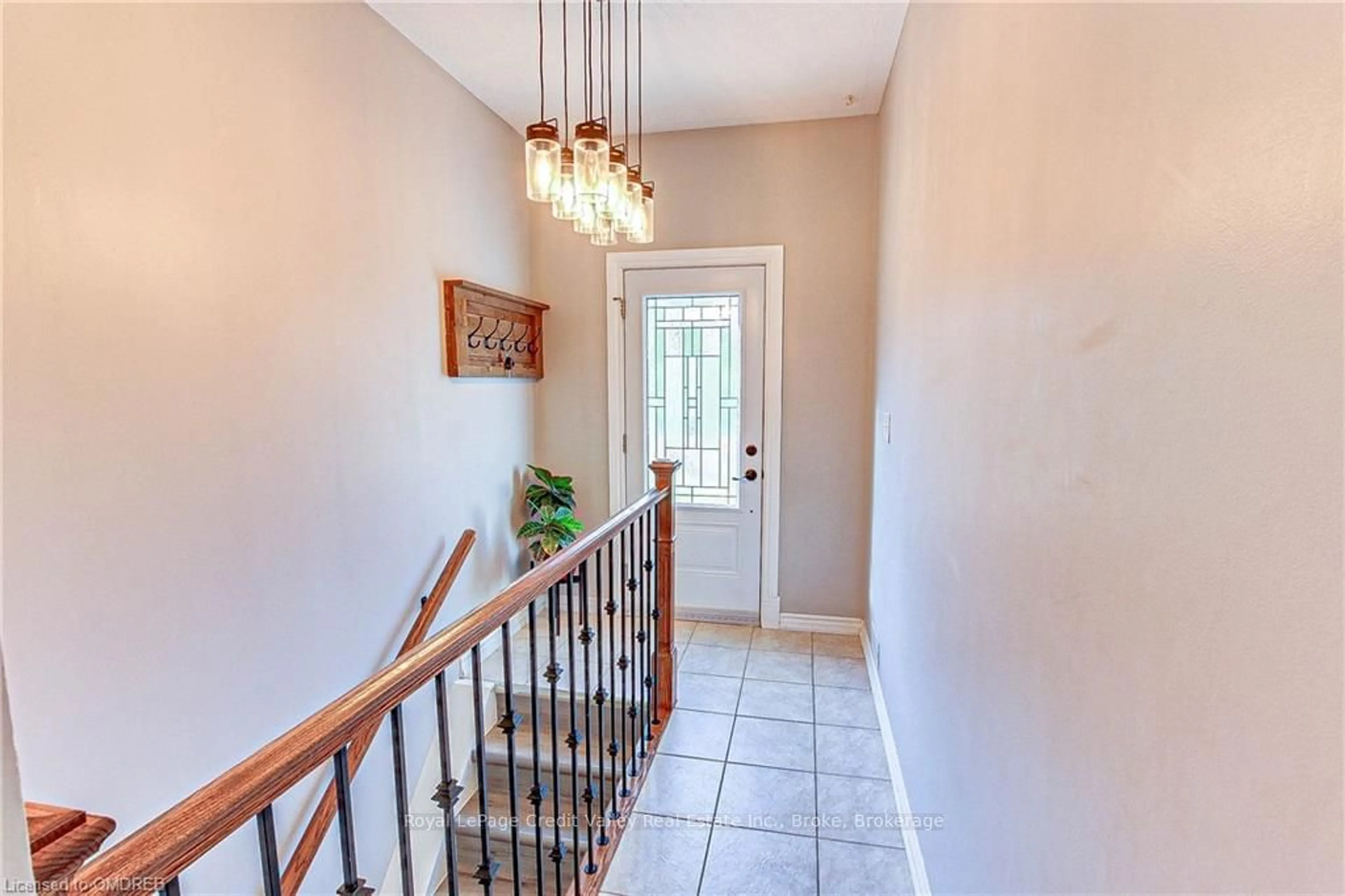 Indoor entryway, wood floors for 17B LINGWOOD Dr Ontario N0E 1Y0