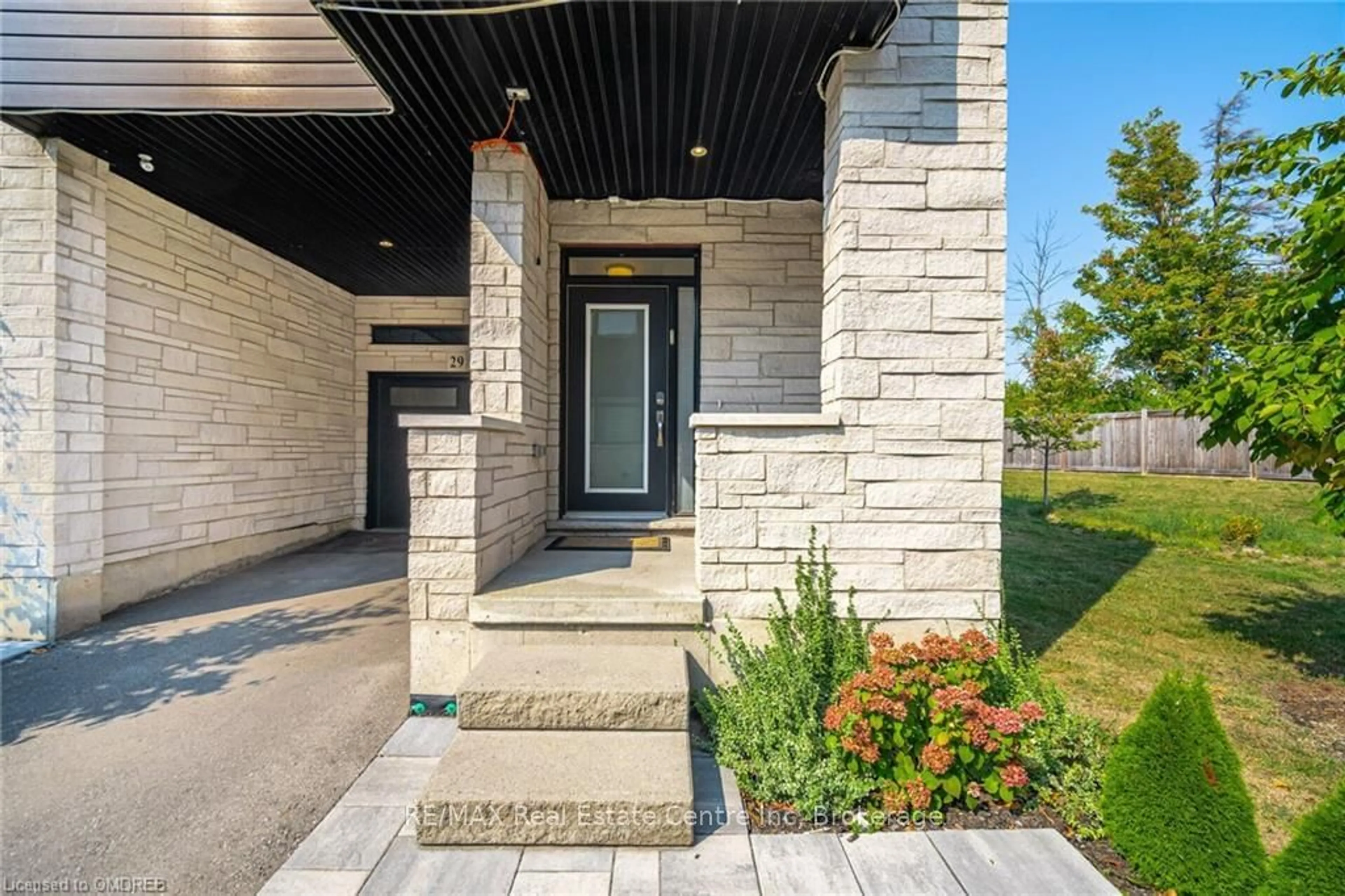 Indoor entryway, cement floor for 35 MIDHURST Hts #29, Hamilton Ontario L8J 0K9