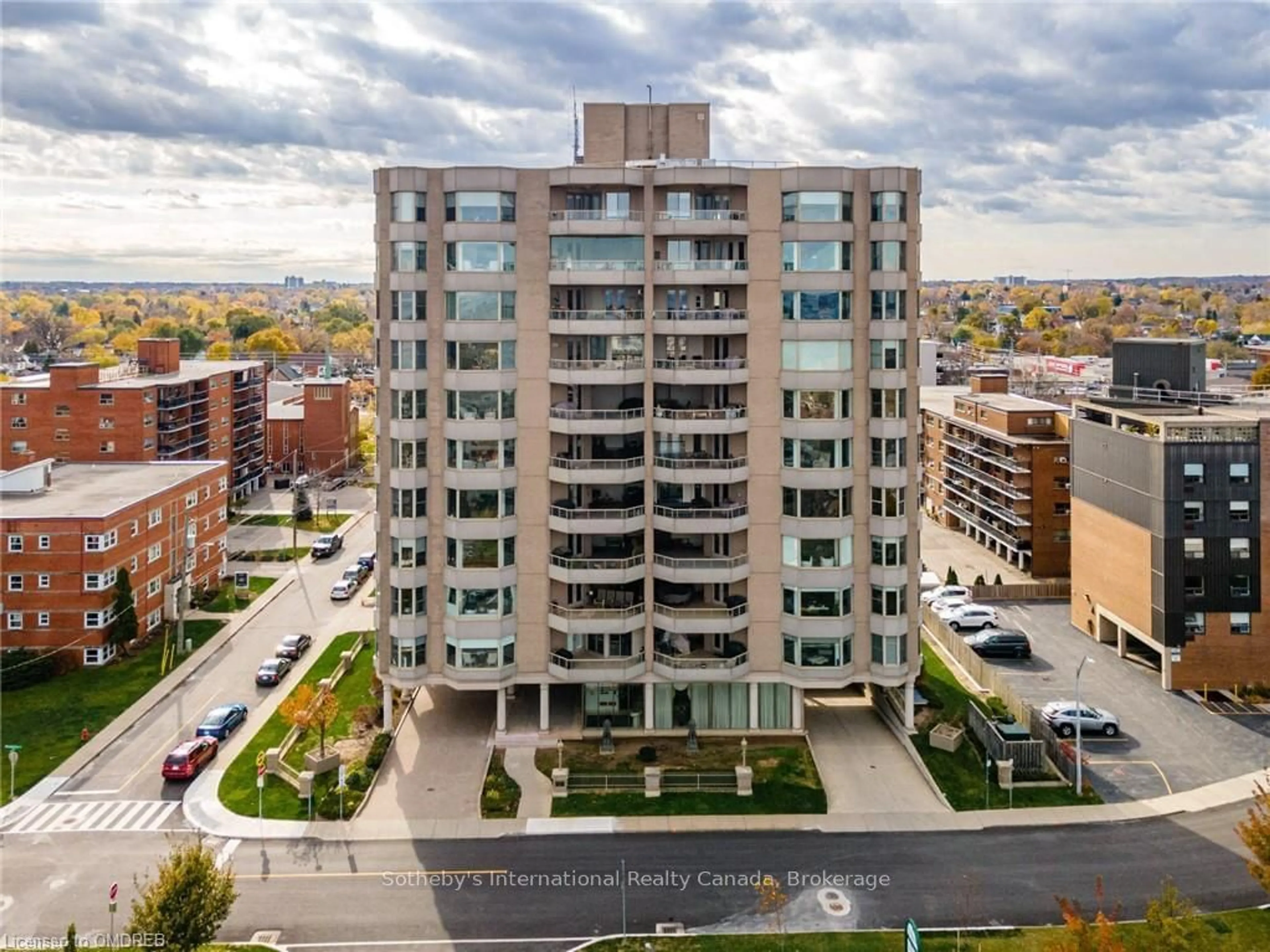 A pic from exterior of the house or condo, the front or back of building for 174 MOUNTAIN PARK Ave #6 EAST, Hamilton Ontario L8V 1A1